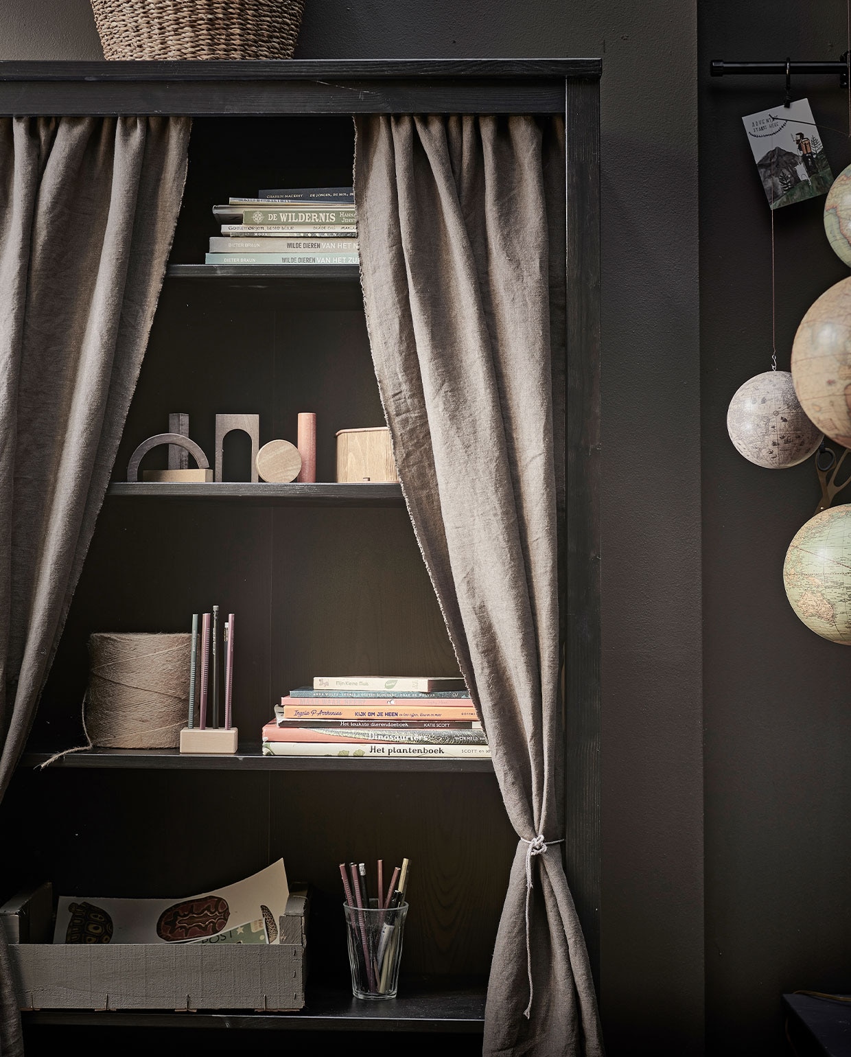 Boekenkast Hemnes in zwartbruin € 129,- (ikea.com). Stof voor gordijnen gewassen linnen roze € 39,95 (kniphal.nl). Houten blokken Architectural blocks van MinMin € 72,- (gray-label.com). Opbergmand € 29,99 (zarahome.com). Overig privébezit. vtwonen 13-2021 kids special | styling Kim van Rossenberg | fotografie Sjoerd Eickmans | Assistentie Sanne van der Beek, Judie Jonker, Kim Suos\n