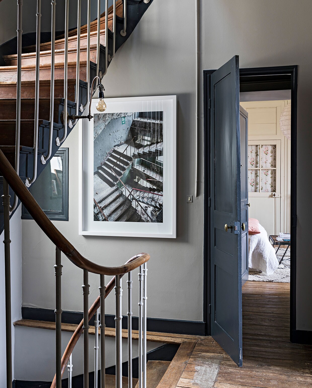 In het trappenhuis fotokunst uit de serie Chernobyl van Felix Forest. NEE | vtwonen 4-2022 |  styling  Marie-Maud Levron | fotografie Yann Deret | tekst Anne-Catherine Scoffoni | tekstbewerking Chris Muyres
