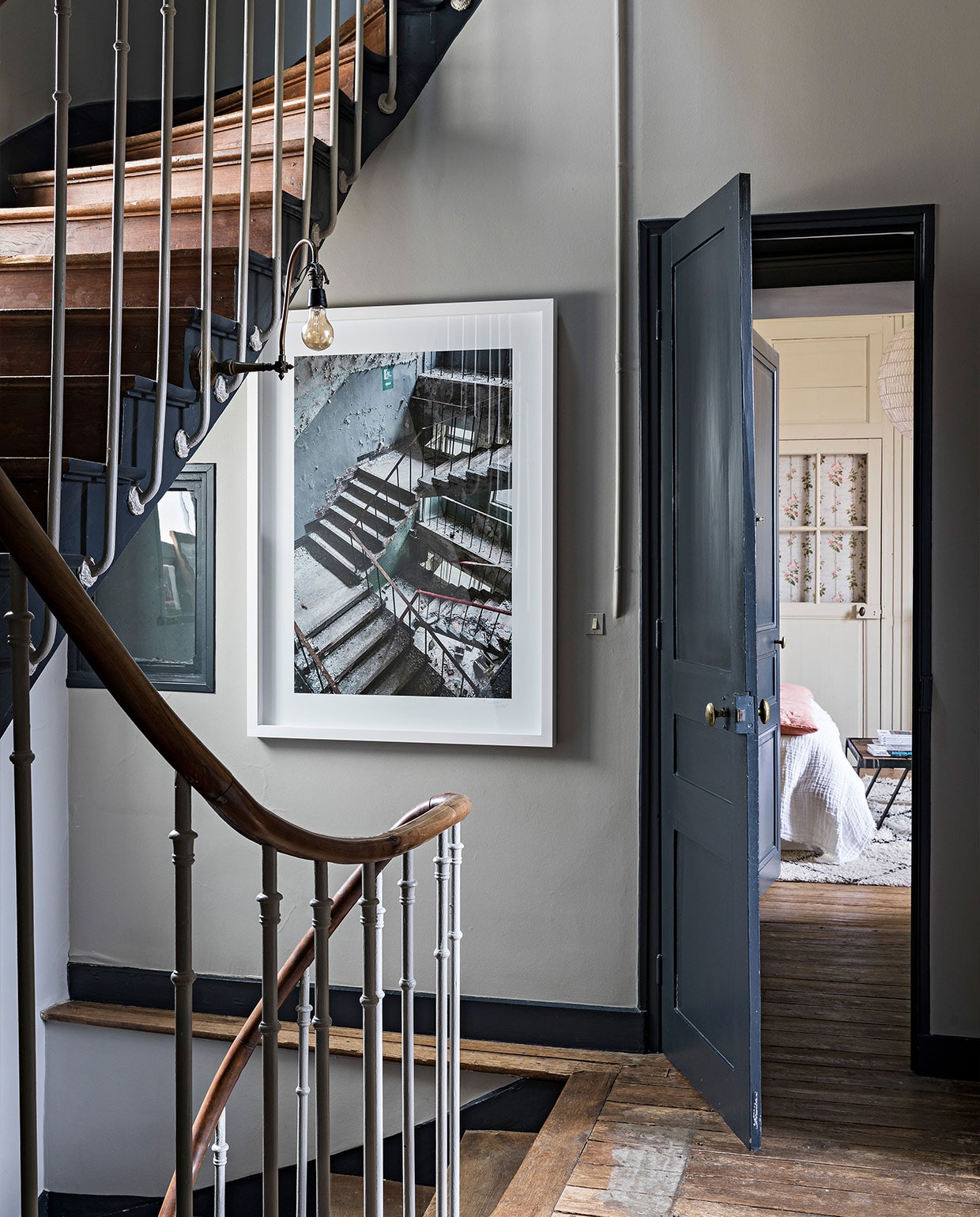 In het trappenhuis fotokunst uit de serie Chernobyl van Felix Forest. NEE | vtwonen 4-2022 |  styling  Marie-Maud Levron | fotografie Yann Deret | tekst Anne-Catherine Scoffoni | tekstbewerking Chris Muyres