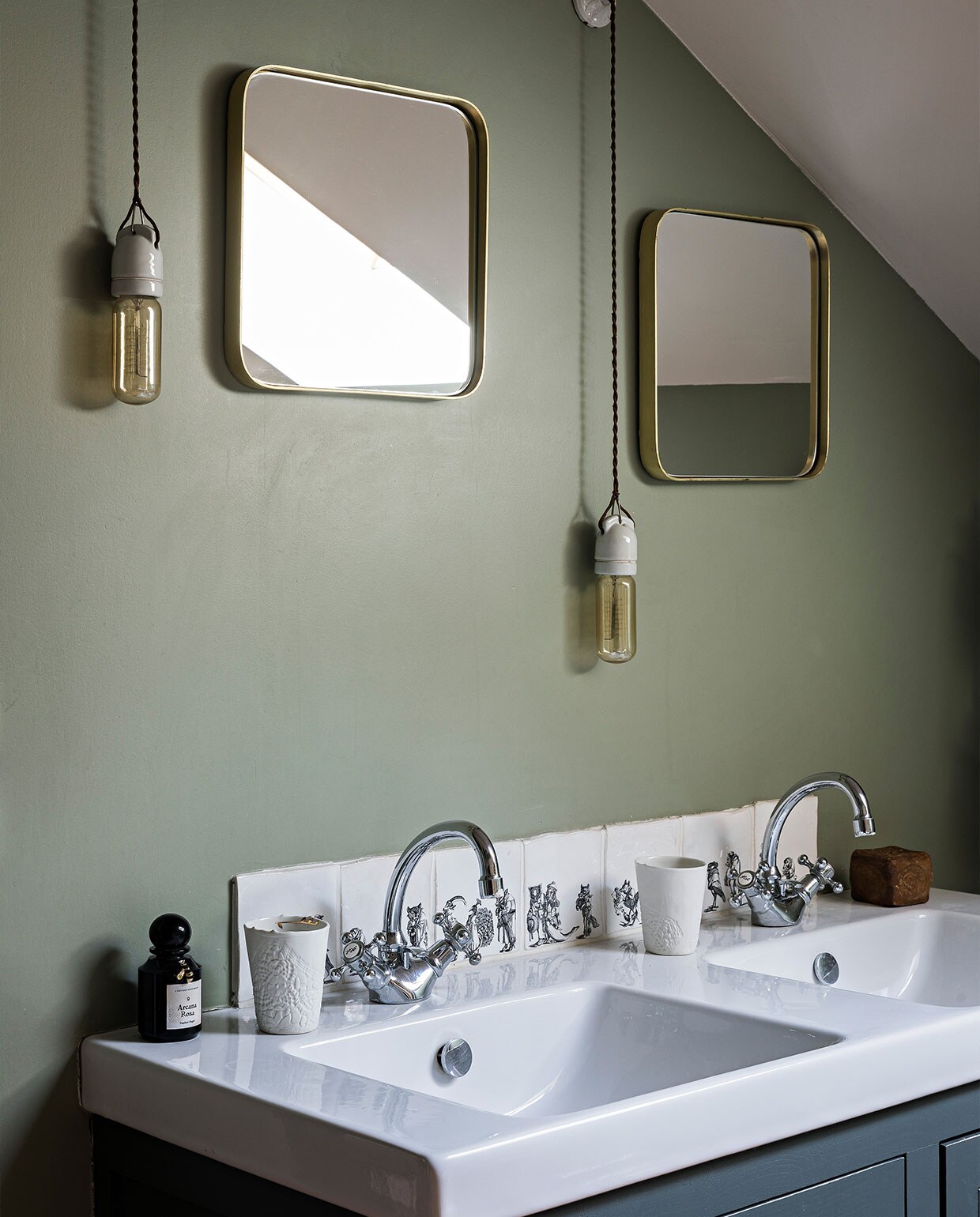 Wasbakken van Jacob Delafon op een op maat gemaakte kast. Muurverf Farrow &amp; Ball. NEE | vtwonen 4-2022 |  styling  Marie-Maud Levron | fotografie Yann Deret | tekst Anne-Catherine Scoffoni | tekstbewerking Chris Muyres