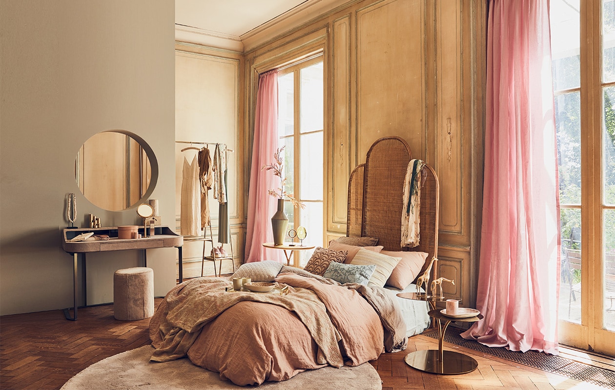 Muurverf Light Blue 22 van Farrow &amp; Ball, per 2,5 liter (deruverfenbehang.nl). Goudkleurig kledingrek van HK Living, scherm achter het bed van Nordal 180x130x3 cm (hxbxd) (vtwonen.nl). Bureau, tafeltjelinks van het bed, blauwe vaas prijs op aanvraag (edha-interieur.nl). Poef prijs op aanvraag (covanderhorst.nl).Vloerkleed, goudkleurig vaasje met hoogteverschil (homestede.nl). Roze linnen gordijn (wva.nl). Ketting prijs op aanvraag, spiegel, marmeren doosje achter spiegel, mokken, goudkleurige siervorm op standaard, stenen siervorm op standaard, prijs op aanvraag, wit gestreept leren kussen prijs op aanvraag (badenbaden.nl). Plaid, oudroze dekbedovertrek met twee kussenslopen, ronde leren doos, giraf klein, groot, blauw kussen, dienblad, wit bakje met deksel op bureau (zarahome.com). Goudkleurig tafeltje rechts van het bed, bloemenjurk met print over kamerscherm , roze schoenen, witte jurk, groene jurk, beige dekbedovertrek met twee kussenslopen, bruine linnen badjas, roze gezichtsmasker (hm.com). Kunsttak prijs op aanvraag, vierkant kartonnen doosje, roze kussen met print 50×50 cm (loods5.nl). Saladeschaal, bord (couleurlocale.eu). Groene beha van Love Stories (maisonnl.com). Stuk marmer (stonedmarble.com).Flesje in kartonnen doosje op bureau privébezit. vtwonen 09-2019 | styling Liza Wassenaar | fotografie Jeroen van der Spek