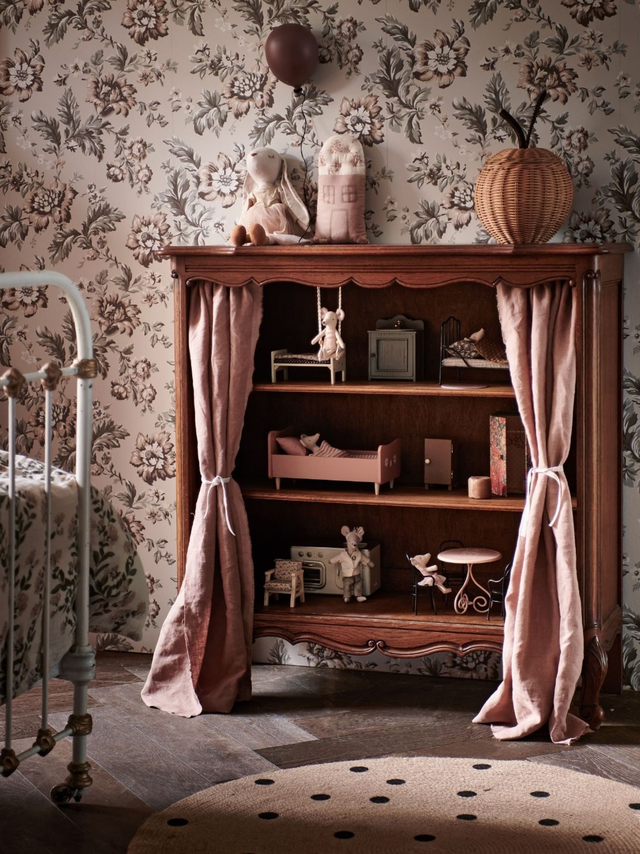 diy idee zo maak je een poppenhuis van een oude kast