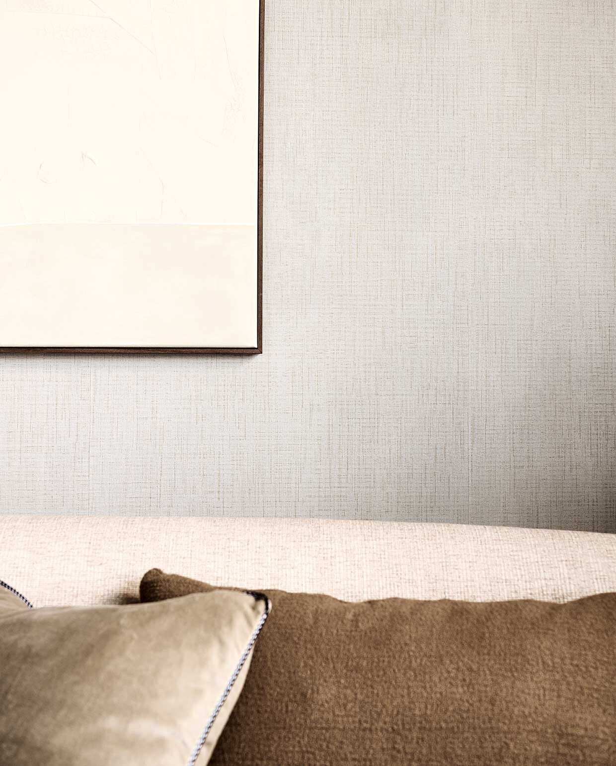 Behang Linnen Gold, 53 cm breed, rol van 10 meter. vtwonen 06-2022 | productie Tanja Saarberg | styling Danielle Verheul | fotografie Sjoerd Eickmans | assistentie Kula van den Broek