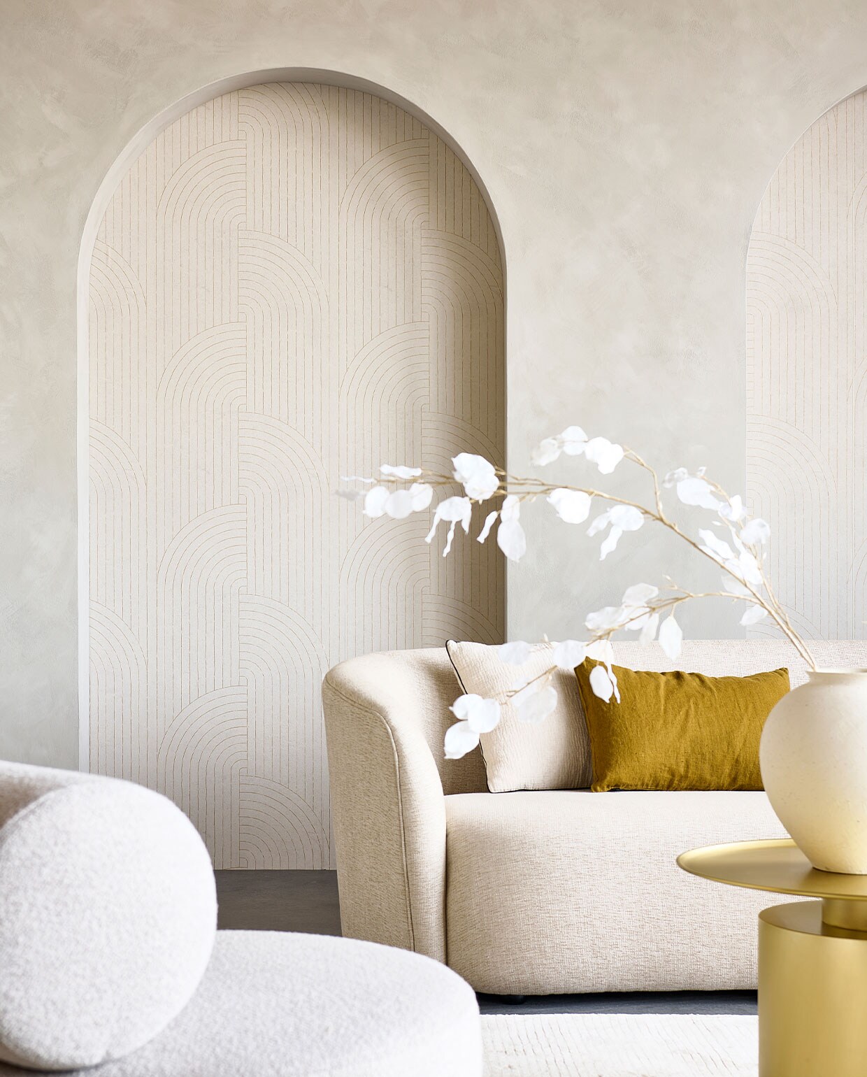 Behang Classic Curl Light Grey, 53 cm breed, rol van 10 meter; ook verkrijgbaar in Sea Green vtwonen 06-2022 | productie Tanja Saarberg | styling Danielle Verheul | fotografie Sjoerd Eickmans | assistentie Kula van den Broek