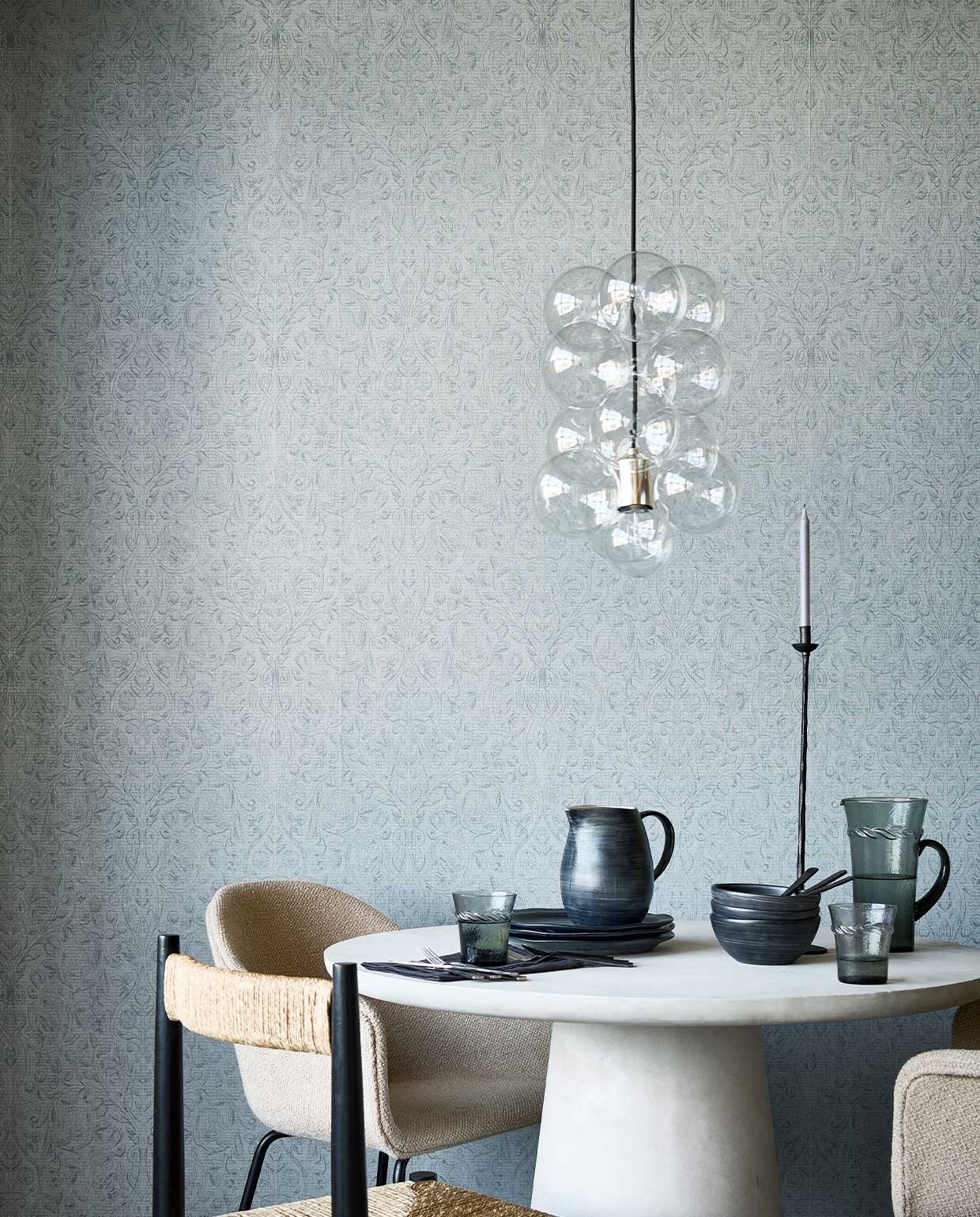Classic Curl Sea Green, 53 cm breed, rol van 10 meter. M.m.v. vtwonen.nl (hanglamp van House Doctor), basiclabel.nl (eettafel), loods5.nl (gestoffeerde eetkamerstoelen), zarahome.com (zwarte eetkamerstoel met rotan rug en zitting, keramieken serviesgoed, bestek), sissy-boy.com (waterglazen, karaf, metalen kandelaar), letoile.store (linnen servet). vtwonen 06-2022 | productie Tanja Saarberg | styling Danielle Verheul | fotografie Sjoerd Eickmans | assistentie Kula van den Broek