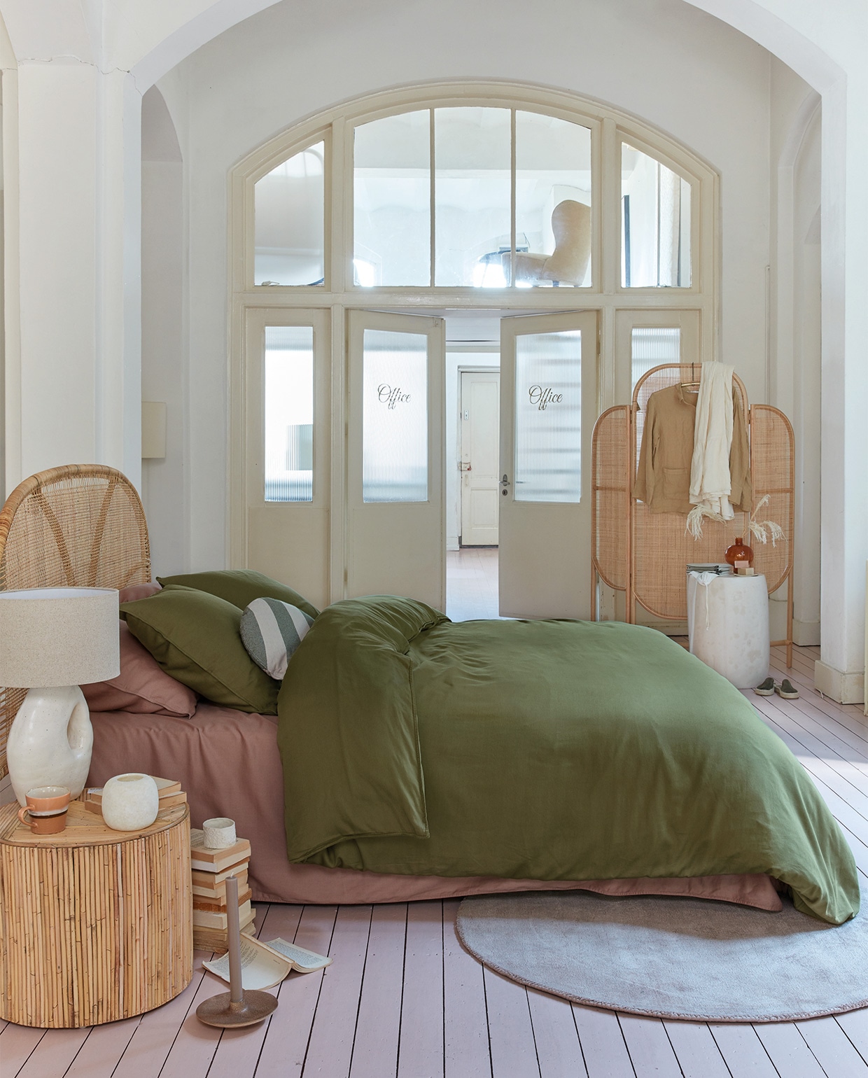 Katoensatijnen dekbedovertrek Earth, kleur Green, 140×200/220 cm € 79,95, 200×200/220 cm € 149,95, 240×200/220 cm € 159,95, 260×200/220 cm € 179,95. Kussen Bold Round, gerecycled acryl en polyester, kleur Green, 40 cm (Ø) € 49,95 (ook verkrijgbaar in Peach).M.m.v. nordal.eu (kamerscherm, hoofdbord, tafel), sissy-boy.eu (mok, waxinelichthouder, kandelaar, bruin vaasje), mimiettoi.com (keramieken kruk, keramieken tafellamp), letoile.store (witte mok), loods5.nl/goods (vloerkleed). Overig privébezit. JA | vtwonen 05-2022 | styling Danielle Verheul | fotografie Richard Smit