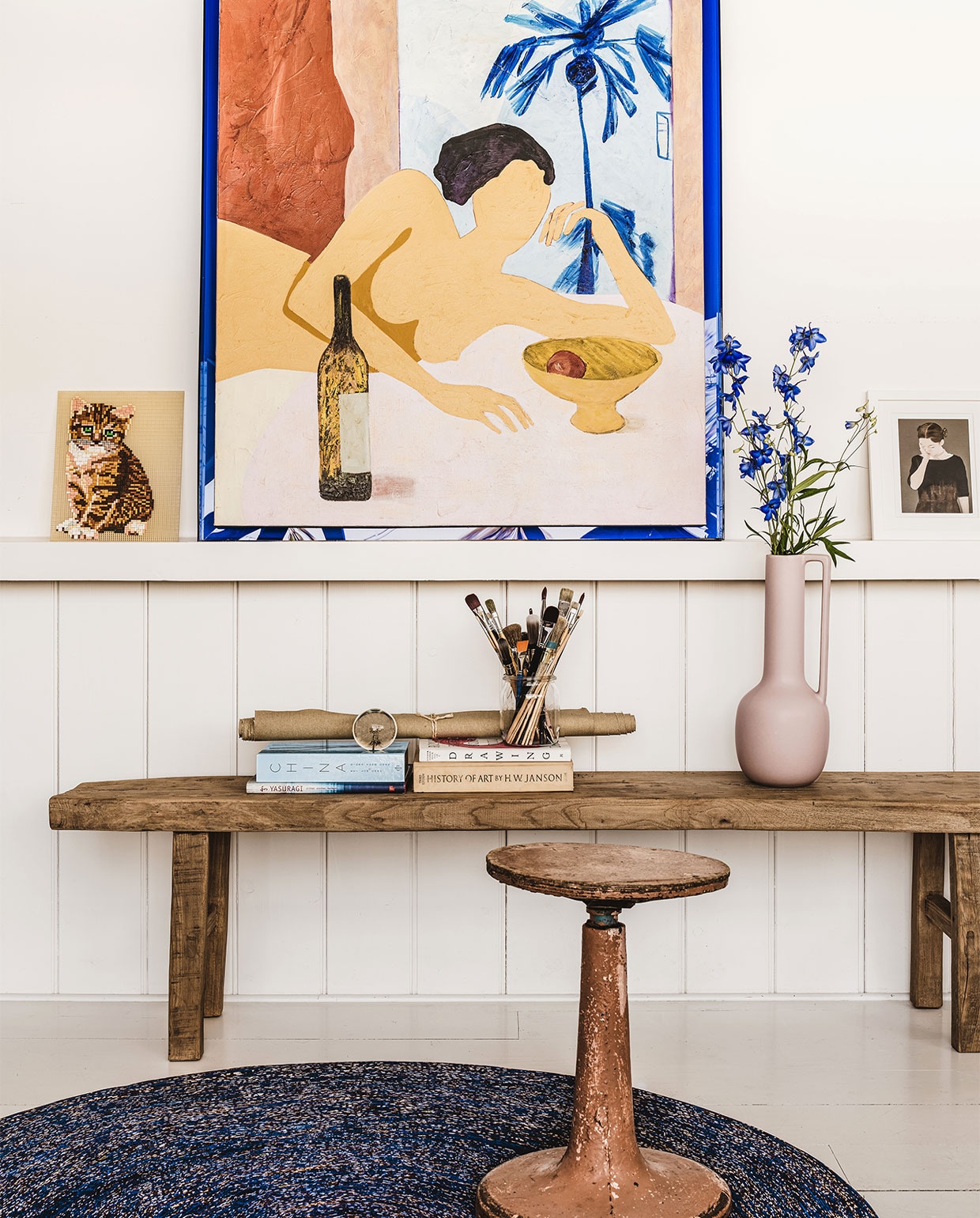 Kunstwerk Catch my drift, 107x4x127 cm (bxdxh) € 495,-(hkliving.nl). Kruk € 125,- (thefinestvintage.nl). Vintage houten bank Elmwood € 895,- (herkabinet.nl). Zachtroze vaas € 19,95 (karwei.nl). Overig privébezit. vtwonen 06-2022 | styling Moniek Visser | fotografie Denise Pronk