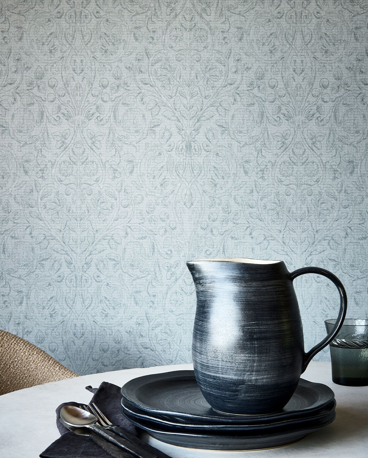 Behang Classic Curl Sea Green, 53 cm breed, rol van 10 meter; ook verkrijgbaar in Light Grey vtwonen 06-2022 | productie Tanja Saarberg | styling Danielle Verheul | fotografie Sjoerd Eickmans | assistentie Kula van den Broek