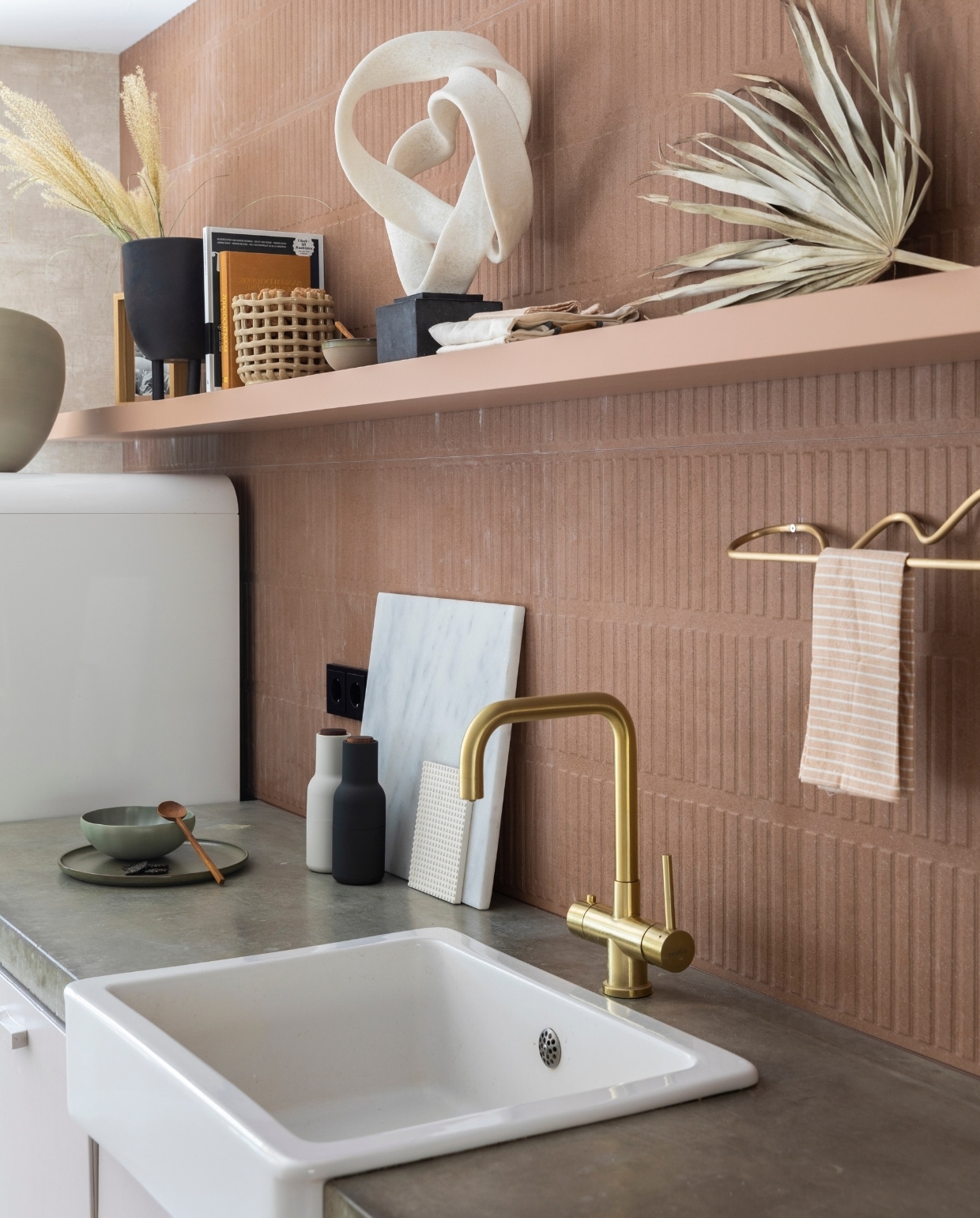 Wandtegels Cotto Pattern, prijs op aanvraag (douglasjones.nl). Flexa Creations lak Urban Taupe op kastjes, Flexa Mengkleur muurverf op planken (flexa.nl). Manden Ceramic Basket van Cashmere, per stuk € 75,- (fermliving.com). Saladecouvert van vtwonen, set van 2 € 14,95 (vtwonen.nl). Theedoek Block Multi met streep € 7,95 (eijerkamp.nl). Wandrek € 105,- (fermliving.com). Vanille Coffee siroop van Nicolas Vahé € 10,-, Parmesan Cheese &amp; Basil Salt van Nicolas Vahé € 12,- (eijerkamp.nl). Droogbloemen, prijs op aanvraag (plantje.nl). Vaas € 85,- (101cph.com). Overig privébezit. vtwonen weer verliefd op je huis seizoen 15 aflevering 1 | styling Liza Wassenaar | fotografie Margriet Hoekstra