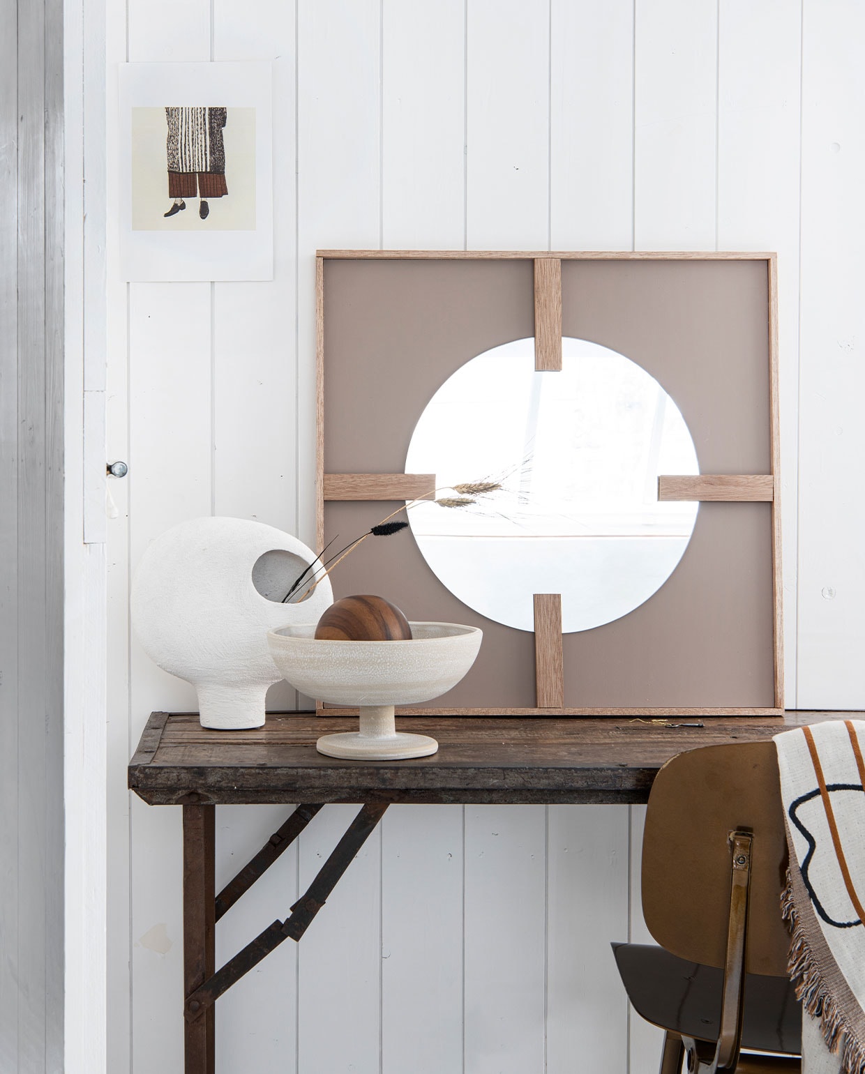 Schaal € 59,95, vaas met gat € 39,95, houten bal € 19,95 (zaanschfaamwebshop.nl) Illustratie @k.a.r.o.l.inka vtwonen 07-2022 | Styling Myla Griese | Fotografie Louis Lemaire\n