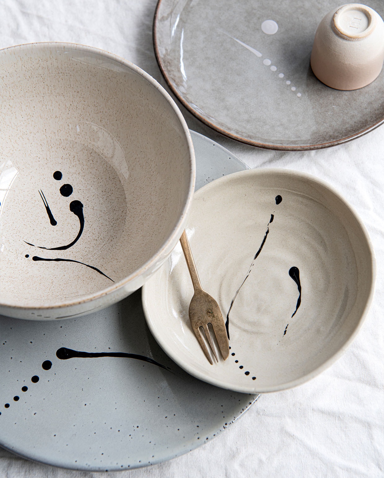 Karaf met glas van Ferm Living € 39,- (thefinestore.com). Gespikkelde mok € 19,95 (studiobloei.nl). Linnen theedoek € 12,95 (lichtenfijn.nl). Linnen tafelkleed € 49,99 (hm.com). vtwonen 07-2022 | Styling Myla Griese | Fotografie Louis Lemaire\n