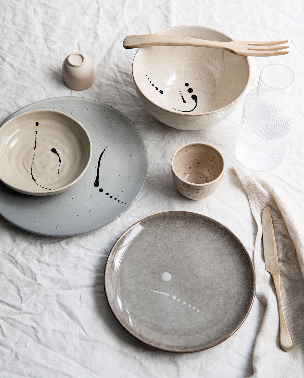Karaf met glas van Ferm Living € 39,- (thefinestore.com). Gespikkelde mok € 19,95 (studiobloei.nl). Linnen theedoek € 12,95 (lichtenfijn.nl). Linnen tafelkleed € 49,99 (hm.com). vtwonen 07-2022 | Styling Myla Griese | Fotografie Louis Lemaire\n