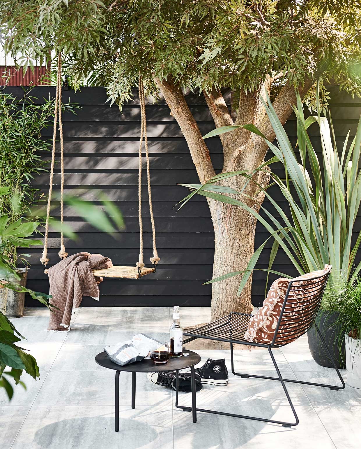 De tegelsoort op de foto hierboven komt uit de vtwonen collectie. . vtwonen 04-2022 | Productie Tanja Saarberg | Styling Marlies Does | Fotografie Sjoerd Eickmans