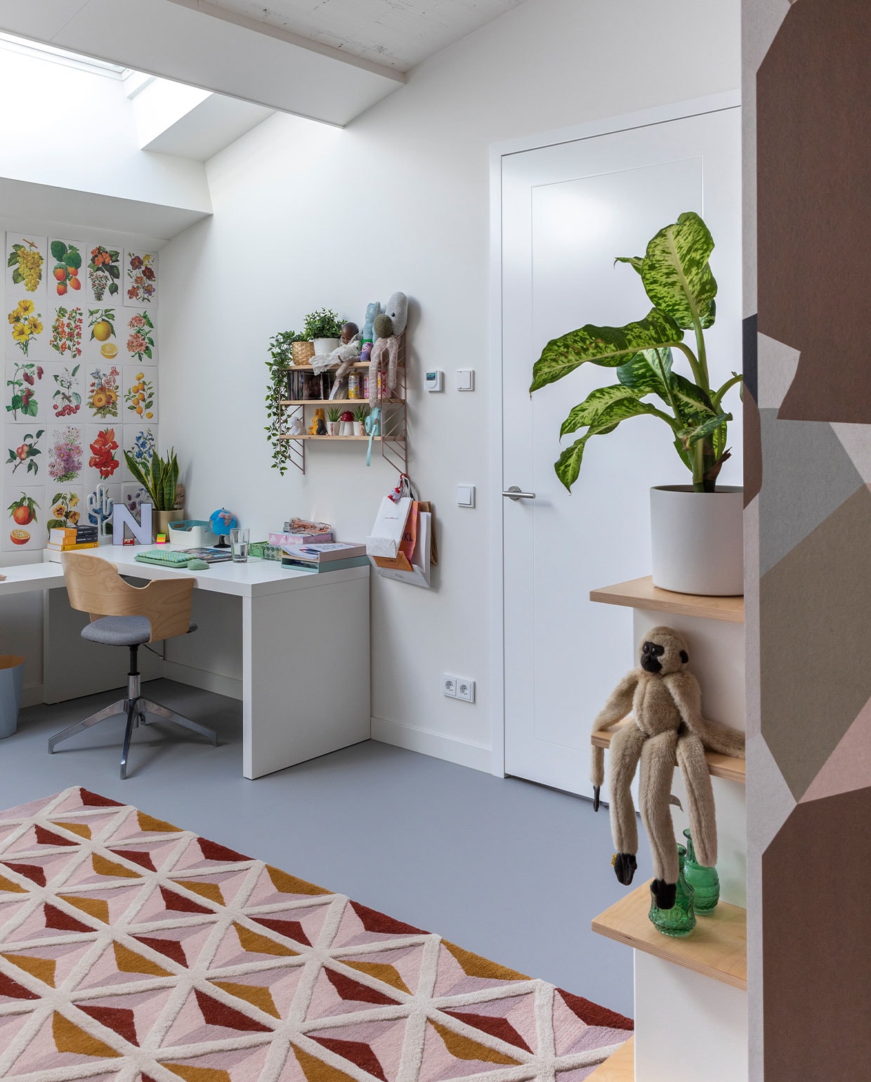 Bureau en bureaustoel Ikea. Tapijt Made. Sideboard Oeuf NYC. Behang rechts Human Nature van Mind the Gap. vtwonen 03-2022 | fotografie Margriet Hoekstra
