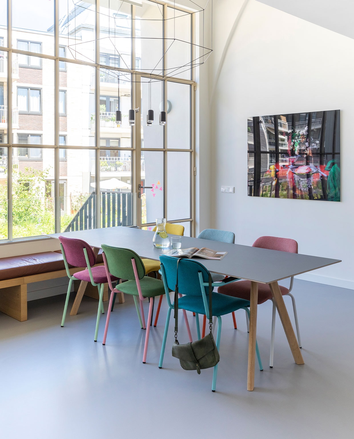 Eettafel CPH30 van Hay, eetstoelen Lande Jami van Artifort, lamp boven eettafel Wireflow van Vibia. Gietvloer Bruizt. Kunstwerk Discus Fish van Roberto Greco. Raambank op maat gemaakt door Combo Design. Plaid op hangnet Hay. vtwonen 03-2022 | fotografie Margriet Hoekstra