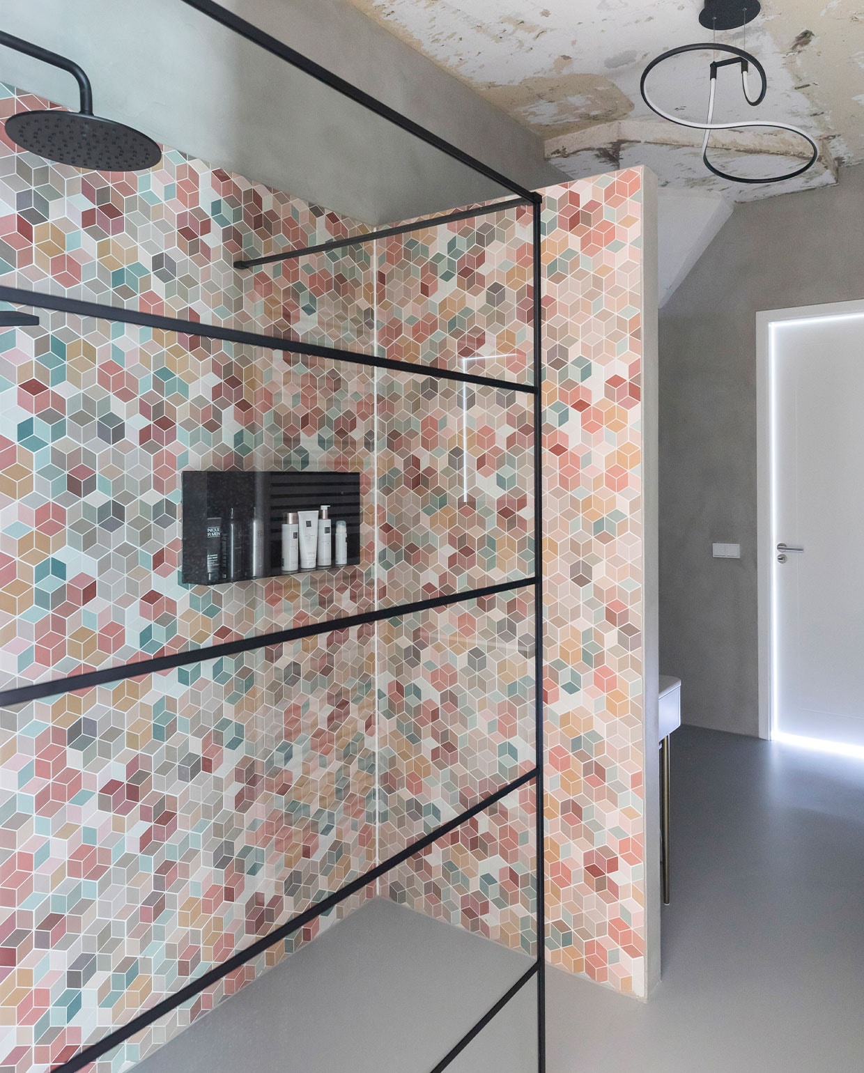 Tegels Minima van Quintessenza. Regendouche Ben Sanitair. Opbouwnis LoooX. Zwarte plafondlamp Basel van Highlight. vtwonen 03-2022 | fotografie Margriet Hoekstra