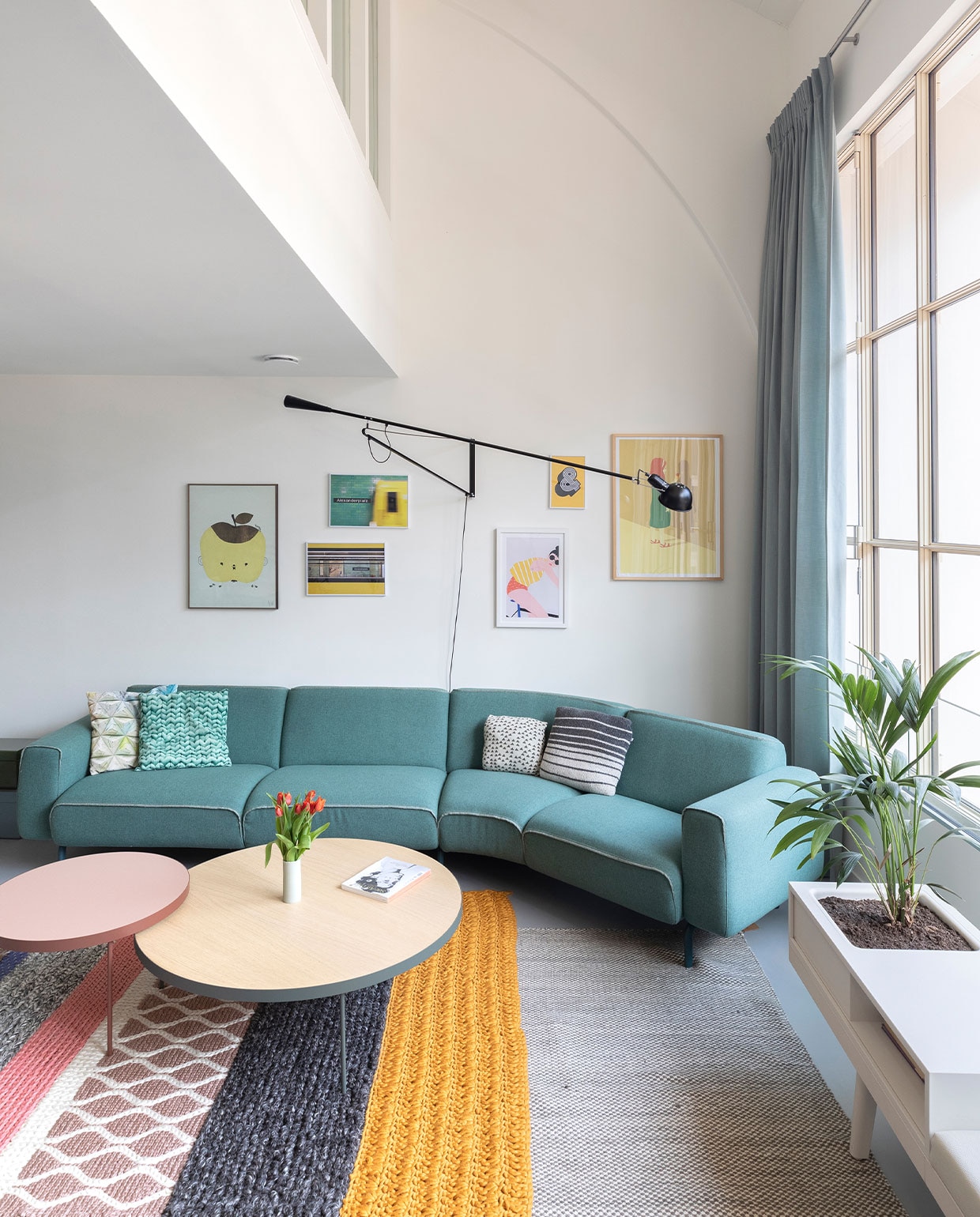 Hoekbank Melloo van Pode, raambank Level 34 van Vitra, ronde koffietafels Gau van Treku. Groot tapijt Moiré Kelim van Hay, gebreid tapijt Mangas MR2 van Gan Rugs. Wandlamp 265 van Flos, gordijnen Combo Design, stof van De Ploeg, kussens Snurk en Kidscase Home. Kunstwerken: meisje met schaduw Girl van Stephan Schmitz, Apple Papple poster van Fine Little Day, twee foto’s van metrohalte Alexanderplatz in Berlijn: Liebesbeweis en Reaching Alex van Michael Belhadi, &amp;-teken van The Motivated Type via Juniqe, fietsster Bike van Céleste Wallaert via Juniqe. vtwonen 03-2022 | fotografie Margriet Hoekstra