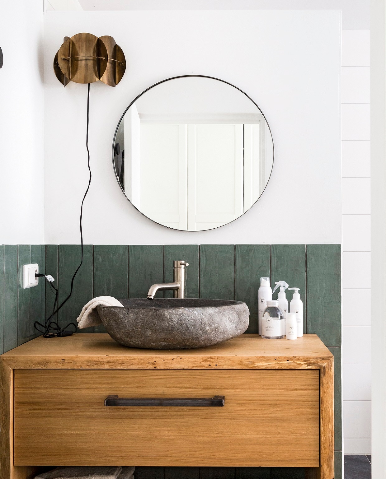 witte tegels, badkamers vtwonen 2019-01, SPECIAL | Fotografie Barbara Kieboom | styling Wendy Verhaegh
