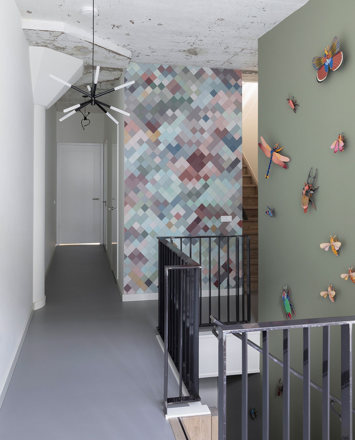 Behang Tiles Mural van Lemon. 3D-insecten Studio Roof. Verf op de wand Sage Green van Little Greene. Gietvloer Bruizt. Hanglamp Made. vtwonen 03-2022 | fotografie Margriet Hoekstra