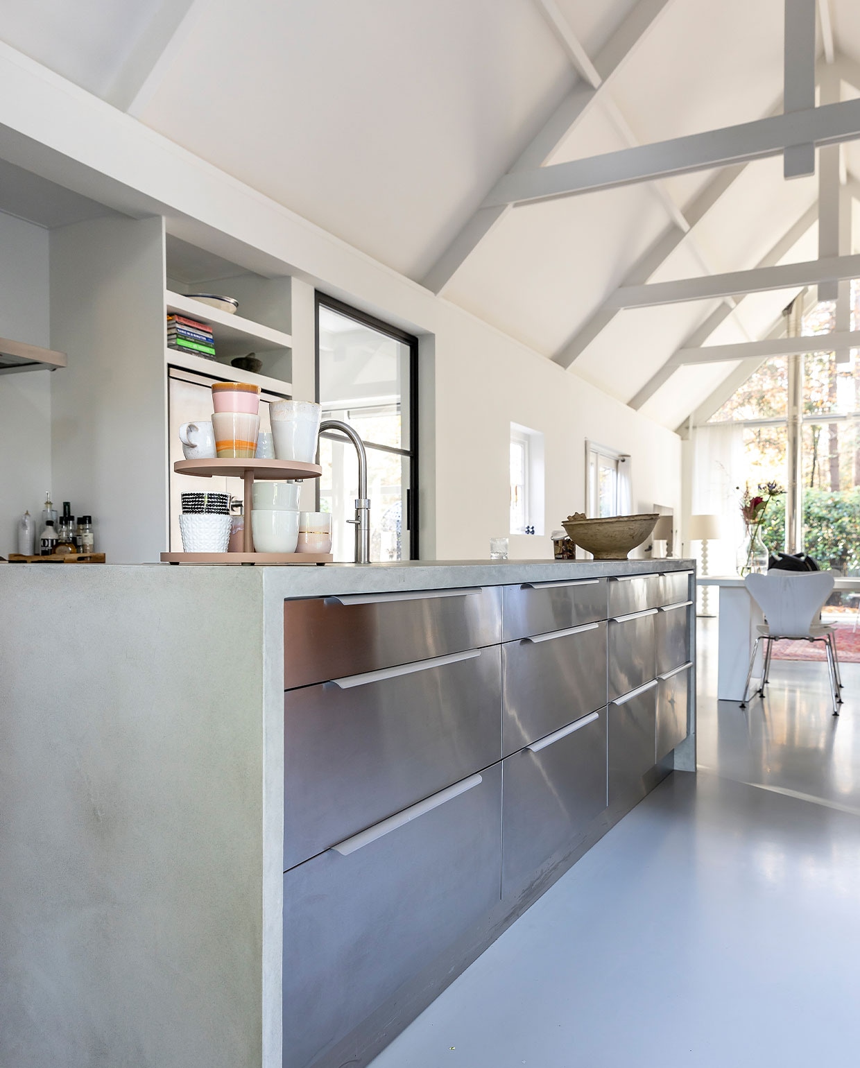 Mandjes Marktplaats, houten planken Sissy-Boy, afzuigkap Boretti, etagère Prchtg, roze bekers HKliving, witte bekers Costa Nova, witte beker links Lenneke Wispelwey, zwarte beker Marimekko, grijze mokken herkomst onbekend, mok met gouden rand Marinski, schaal en vijzel cadeau gekregen, stalen deur Firma Hout en Staal. vtwonen 04-2022 | fotografie Henny van Belkom