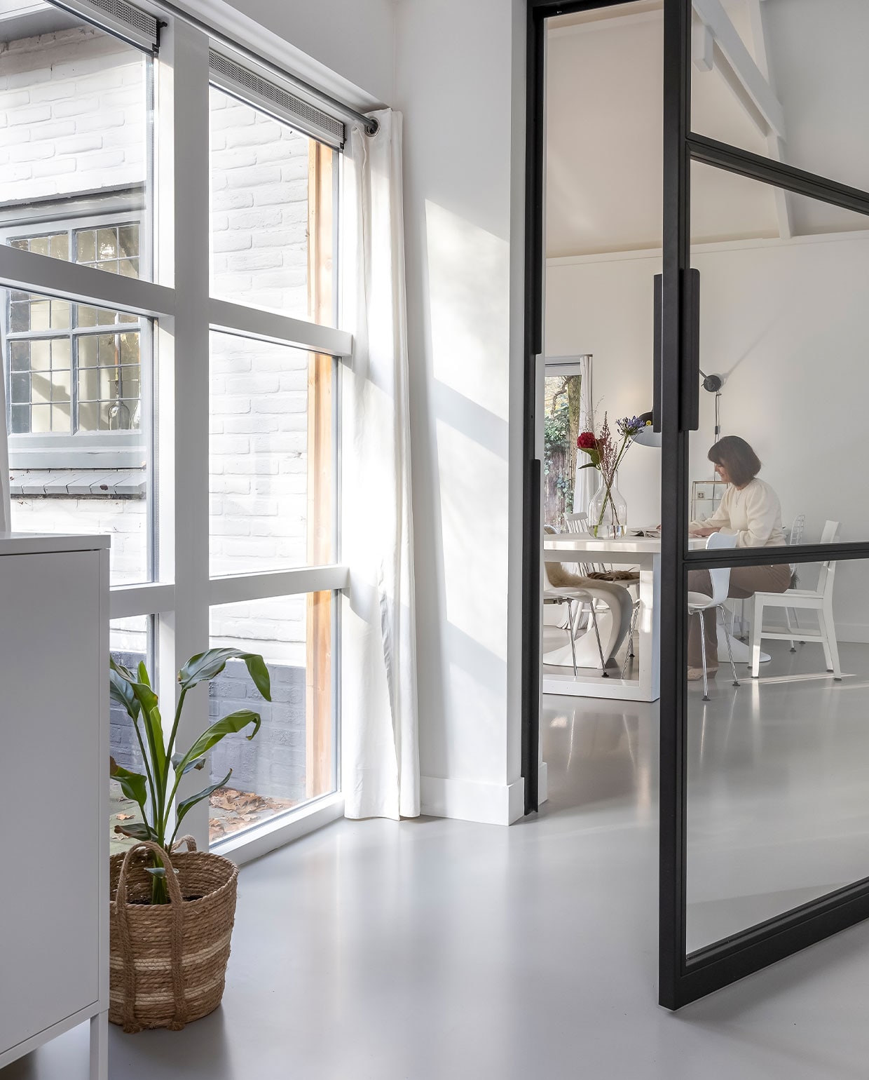 Plantenmand Kwantum, gordijnen en kast Ikea. vtwonen 04-2022 | fotografie Henny van Belkom