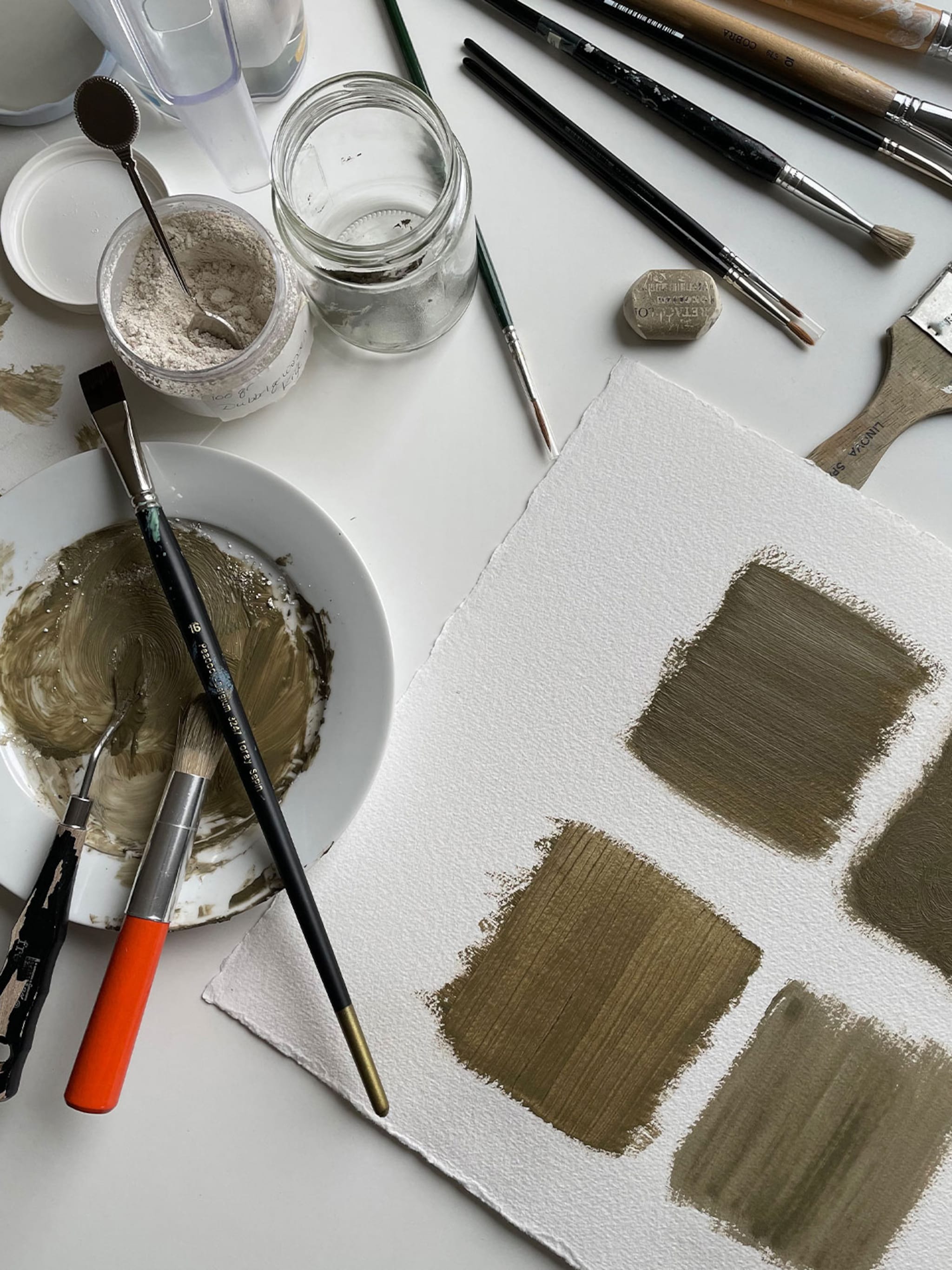 cecile maakt grafische schilderijen met natuurlijke verf