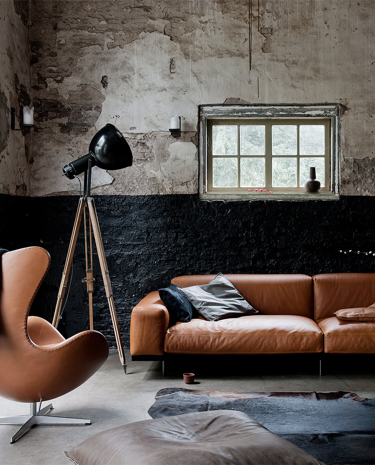 Leren bank van Arflex (Friday Next). Eggchair ontwerp Arne Jacobsen in hoge kwaliteit leer (Mobilia). Salontafel van gymnastiektoesteL (Meker Wonen). Vloerlamp, (Neef Louis). Zitzak (Heronymus). Koeienkleed (Van Buren). Kussens (Philomijn). Vaas van aardewerk (Maison NL). Klein vaasje in vensterbank (Neef Louis). Kommetje op de grond (The Frozen Fountain). Sjaal (Studio Ruig). JA vtwonen 02-2013 | styling Marianne Luning | fotografie James Stokes