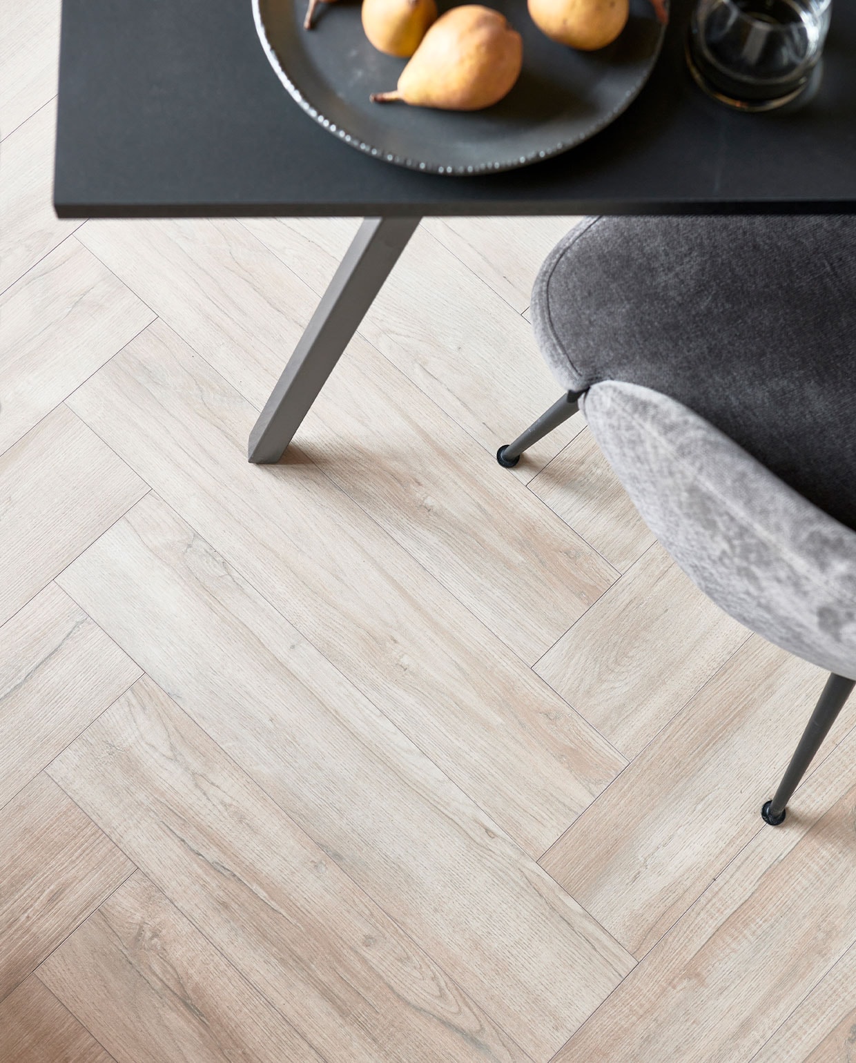 Legpatroon visgraat, van de vtwonen collectie, Laminaat visgraat Board vergrijsd, lamel 65,5×13,3×0,8 cm met groef, inhoud per pak 14 stuks voor 1,24 m² vtwonen 03-2022 | styling Kim van Rossenberg | fotografie Sjoerd Eickmans productie Tanja Saarberg |