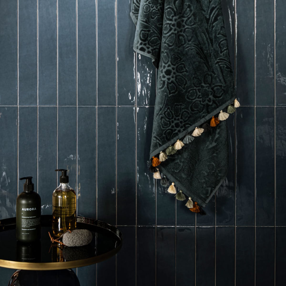 De  in Ocean Blue uit de vtwonen collectie vtwonen 11-2021 | productie Tanja Saarberg |  styling Kim van Rossenberg | fotografie sjoerd eickmans