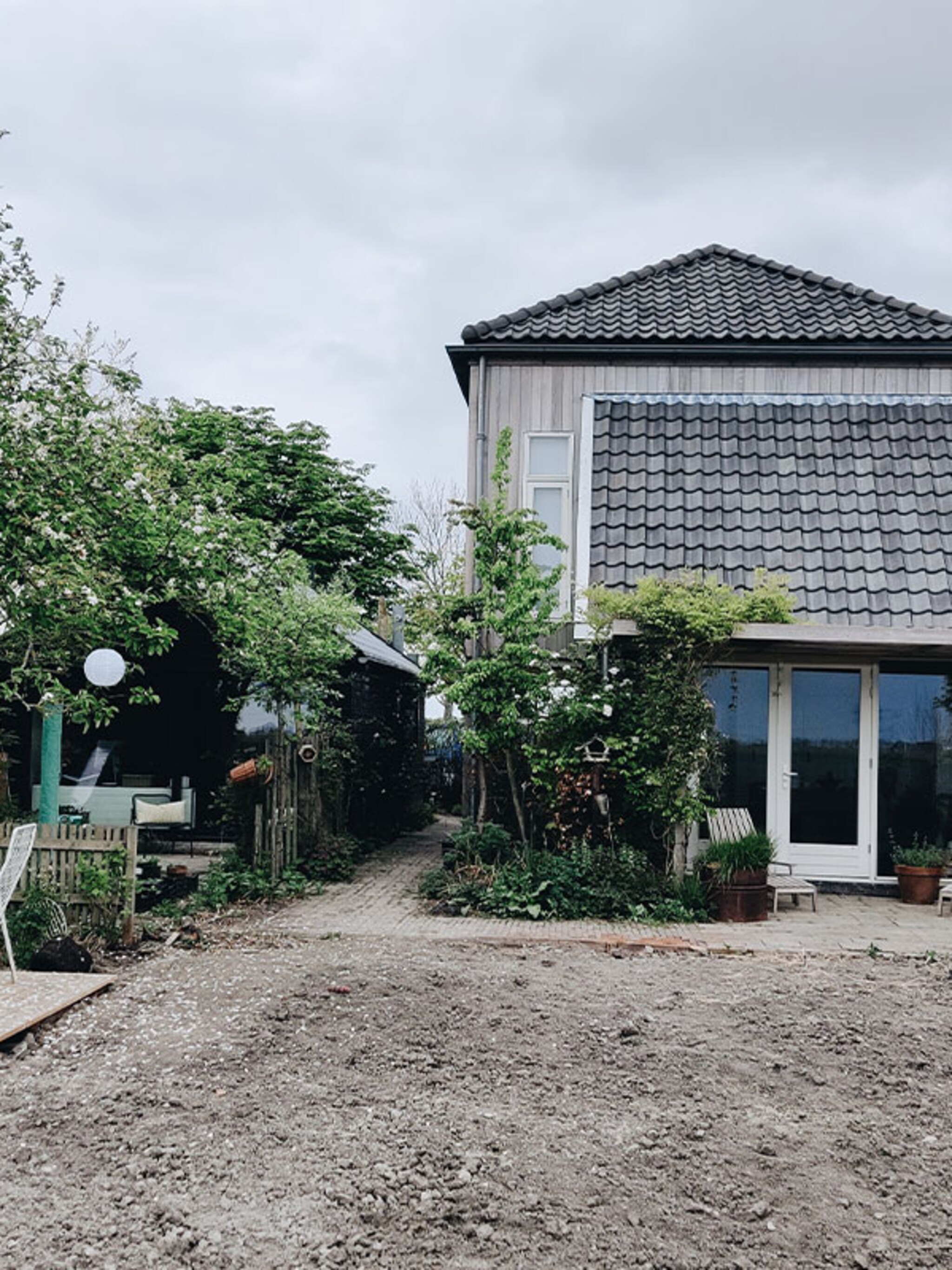 vivian en mark de tuin is nu een leeg oppervlak om naar wens te vullen