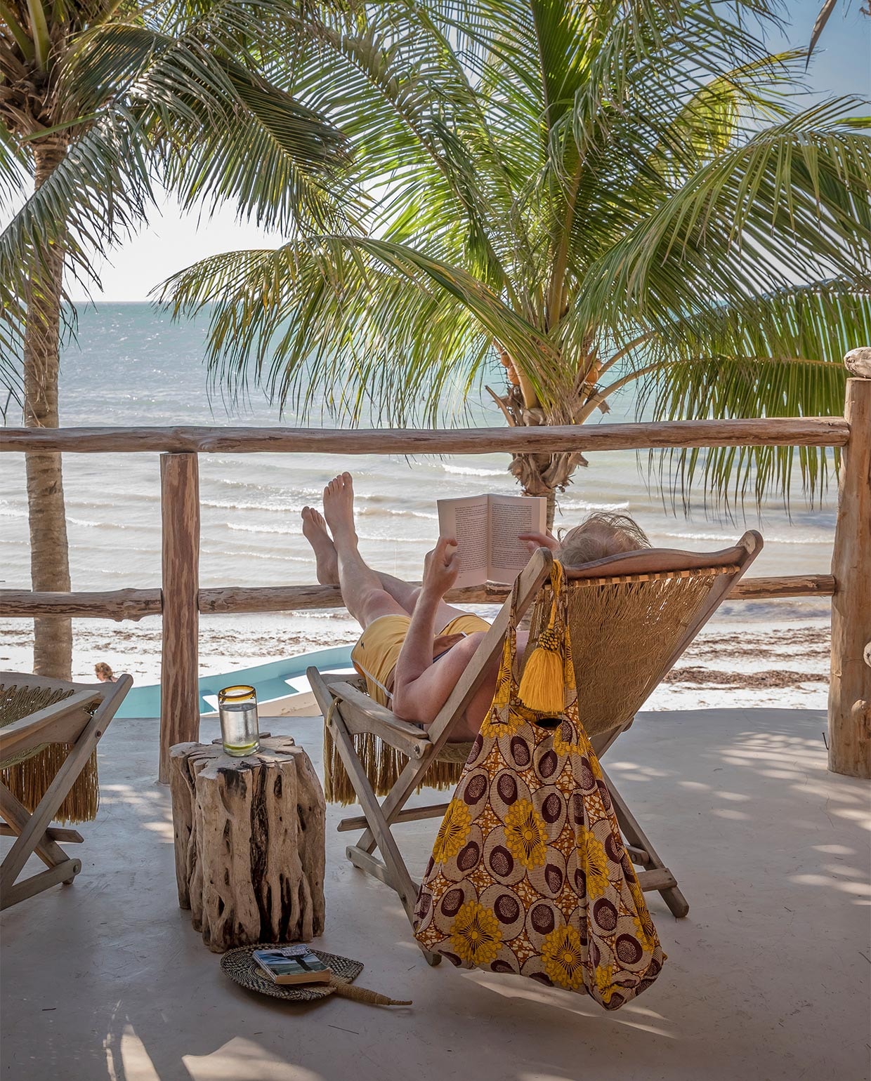Hét recept voor een topdag: een ligstoel en een mooi uitzicht. Gevlochten ligstoelen gekocht in Yucatán. vtwonen special zomerhuizen 07-2021 | productie &amp; tekst Anne-Catherine Scoffoni\nfotografie Cécile Perrinet-Lhermitte\ntekstbewerking Eveline Stoel