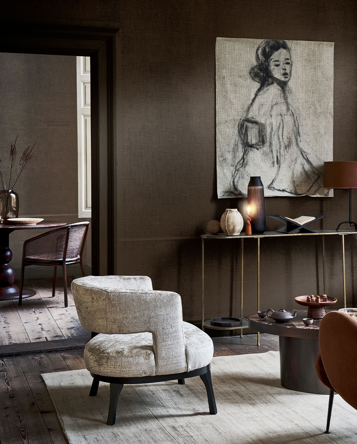 Voorste ruimte: fauteuil in champagnetint € 685,-, vloerkleed, 250×350 cm € 2999,- (allurehome.nl). Bruine fauteuil Bonnie € 429,- (made.com). Sidetable van BePureHome € 169,- (basiclabel.nl). Aardewerken vaas € 29,99, zwartmetalen tafellamp € 69,99 (zarahome.com). Gedraaide kaars € 4,95 (dille-kamille.nl). Bruine glazen vaas € 110,-, houten etagère € 140,- (homestede.nl). Houten boekenstandaard € 24,99, houten dienblad in hexagonvorm € 12,99 (hm.com). Bruine lampenkap € 45,- (lluce.nl). Salontafel met bruin marmeren blad € 1445,95 (rapture.amsterdam). Theepot € 44,95, theemokken, onderdeel van set met mokken € 59,95 (simonlevelt.nl/alkmaar). Tekening op linnen, prijs op aanvraag (gracespiegel.com). Achterste ruimte: ronde eettafel van BePureHome, 120 cm (Ø) € 629,- (basiclabel.nl). Bruine glazen vaas € 69,- (homestede.nl). Aardewerken schaal € 35,99 (zarahome.com). Eetkamerstoel € 649,- (nordal.eu). Overig privébezit. vtwonen 1-2022 | styling danielle verheul | fotografie sjoerd eickmans | locatie Landhuis Oud Amelisweerd (landhuisoudamelisweerd.nl) | assistentie Sanne Ketelaar, Meike Linthorst, Willem Tjalma