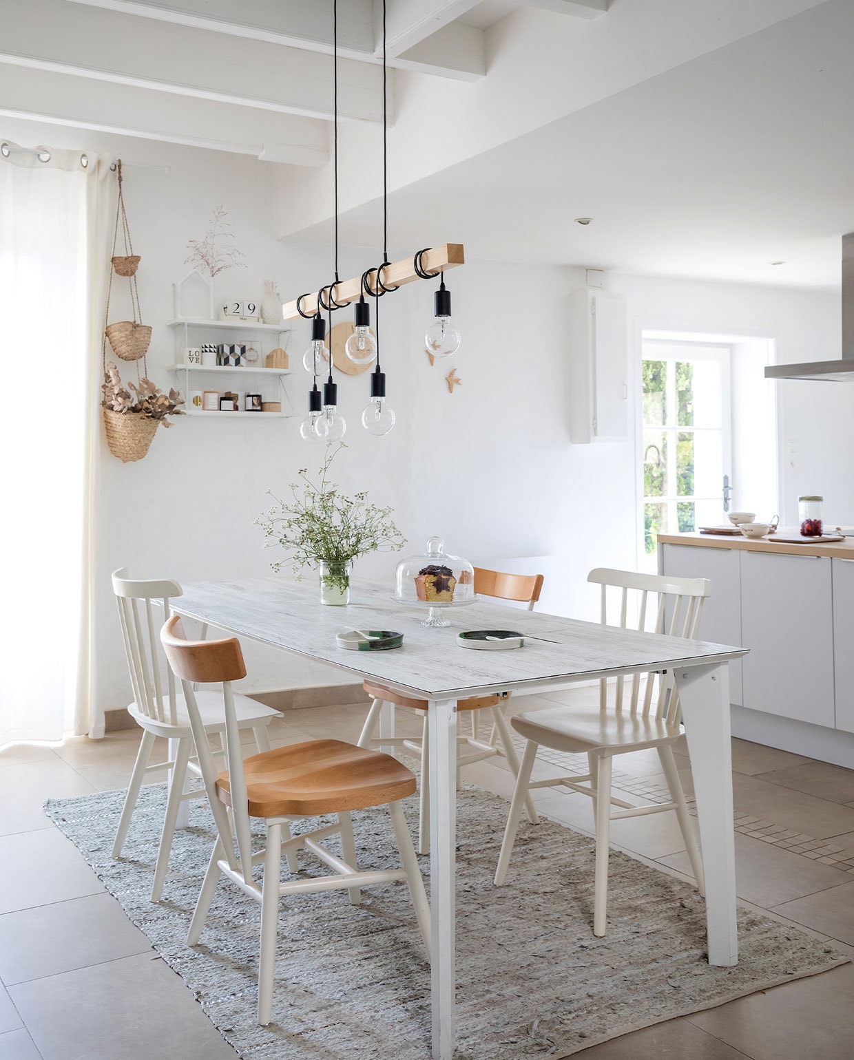 Tafel BoConcept opnieuw geverfd en blad bekleed met zelfklevend vinyl van Gerflor, lamp Leroy Merlin, stoelen Cult Furniture, plank String Furniture, manden Les Petites Emplettes, tapijt Kasbah Chic. Overig onbekend. vtwonen 04-2022 | productie AC Scoffoni | styling Marie Maud Levron | fotografie Cecile Perrinet Lhermitte