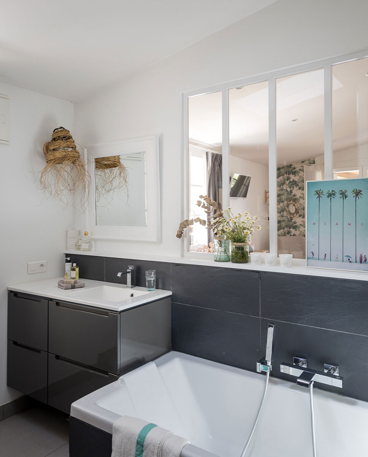 Wastafel en ligbad Espace Aubade, lamp Kasbah Chic, spiegel Maisons du Monde, handdoek Merci, foto’s Yellow Korner. Overig onbekend. vtwonen 04-2022 | productie AC Scoffoni | styling Marie Maud Levron | fotografie Cecile Perrinet Lhermitte