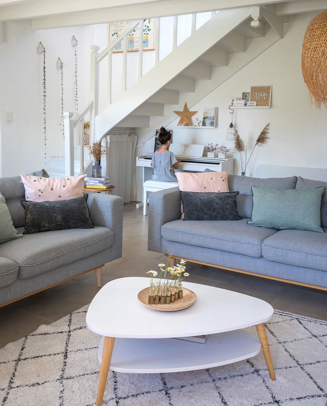 Bank en muurpotjes Maisons du Monde, salontafel La Redoute, tapijt Décor Berbère, lampenkap Kasbah Chic. Grijze kussens Maison de Vacances, andere kussens La Cerise sur le Gâteau. Overig onbekend. vtwonen 04-2022 | productie AC Scoffoni | styling Marie Maud Levron | fotografie Cecile Perrinet Lhermitte