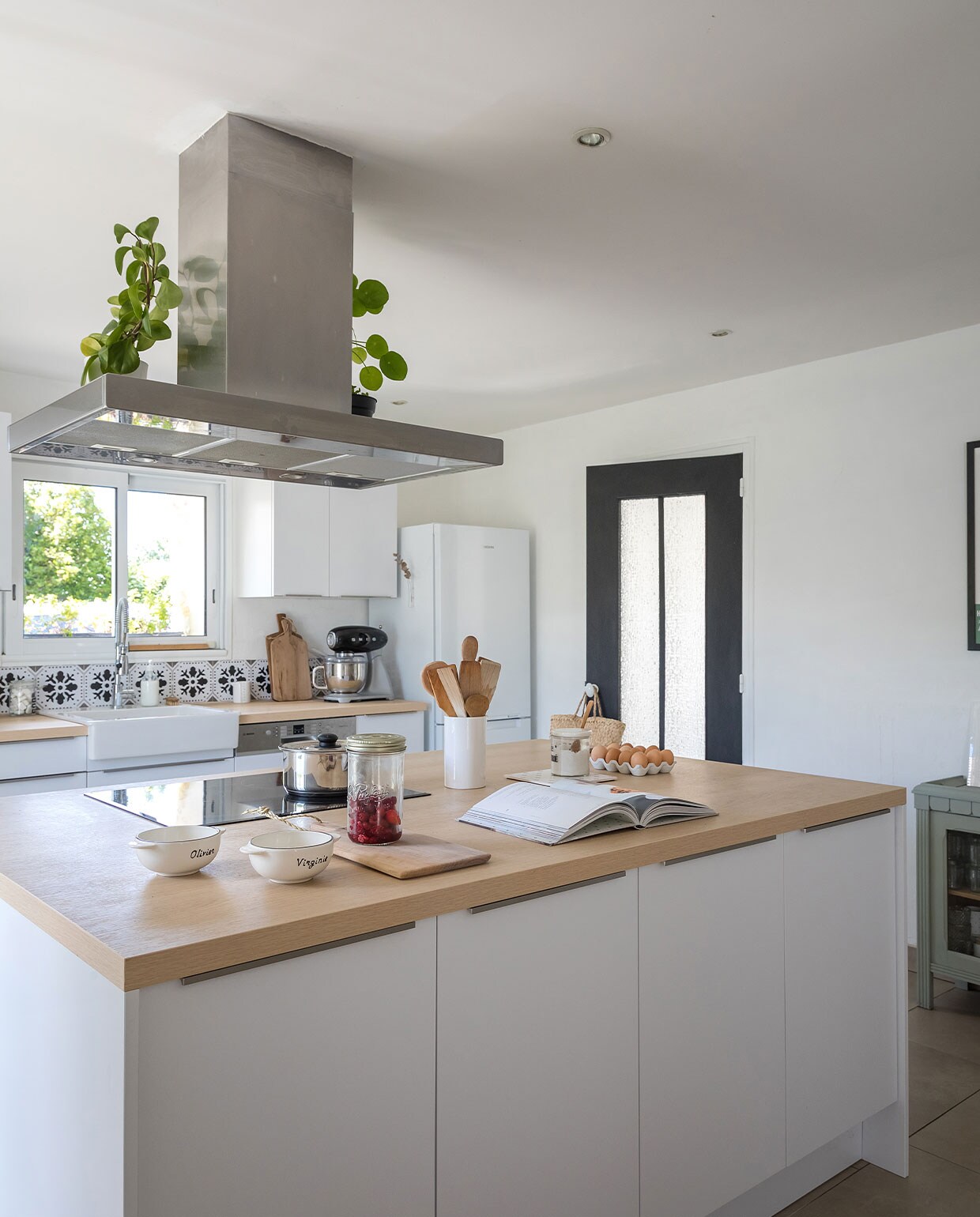 Keuken Socoo’c, afzuigkap Ariston, koelkast Samsung. Overig onbekend. vtwonen 04-2022 | productie AC Scoffoni | styling Marie Maud Levron | fotografie Cecile Perrinet Lhermitte