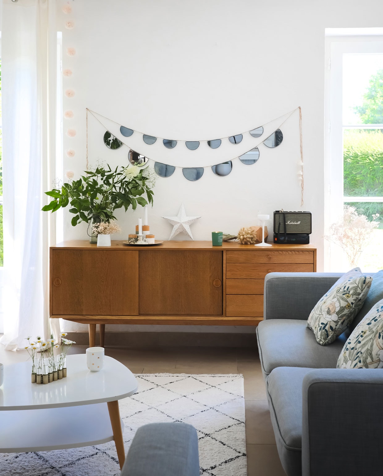 Bank Maisons du Monde, salontafel La Redoute, buffet Selency, tapijt Décor Berbère, slinger Etsy, gordijnen LinenMe, kussens La Cerise sur le Gâteau. Overig onbekend. vtwonen 04-2022 | productie AC Scoffoni | styling Marie Maud Levron | fotografie Cecile Perrinet Lhermitte