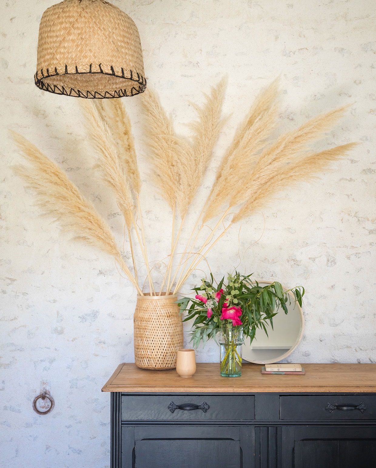 Buffet van rommelmarkt zwart geverfd met verf van ID Paris, lampenkap Maisons du Monde, vaas rommelmarktvondst. Overig onbekend. vtwonen 04-2022 | productie AC Scoffoni | styling Marie Maud Levron | fotografie Cecile Perrinet Lhermitte