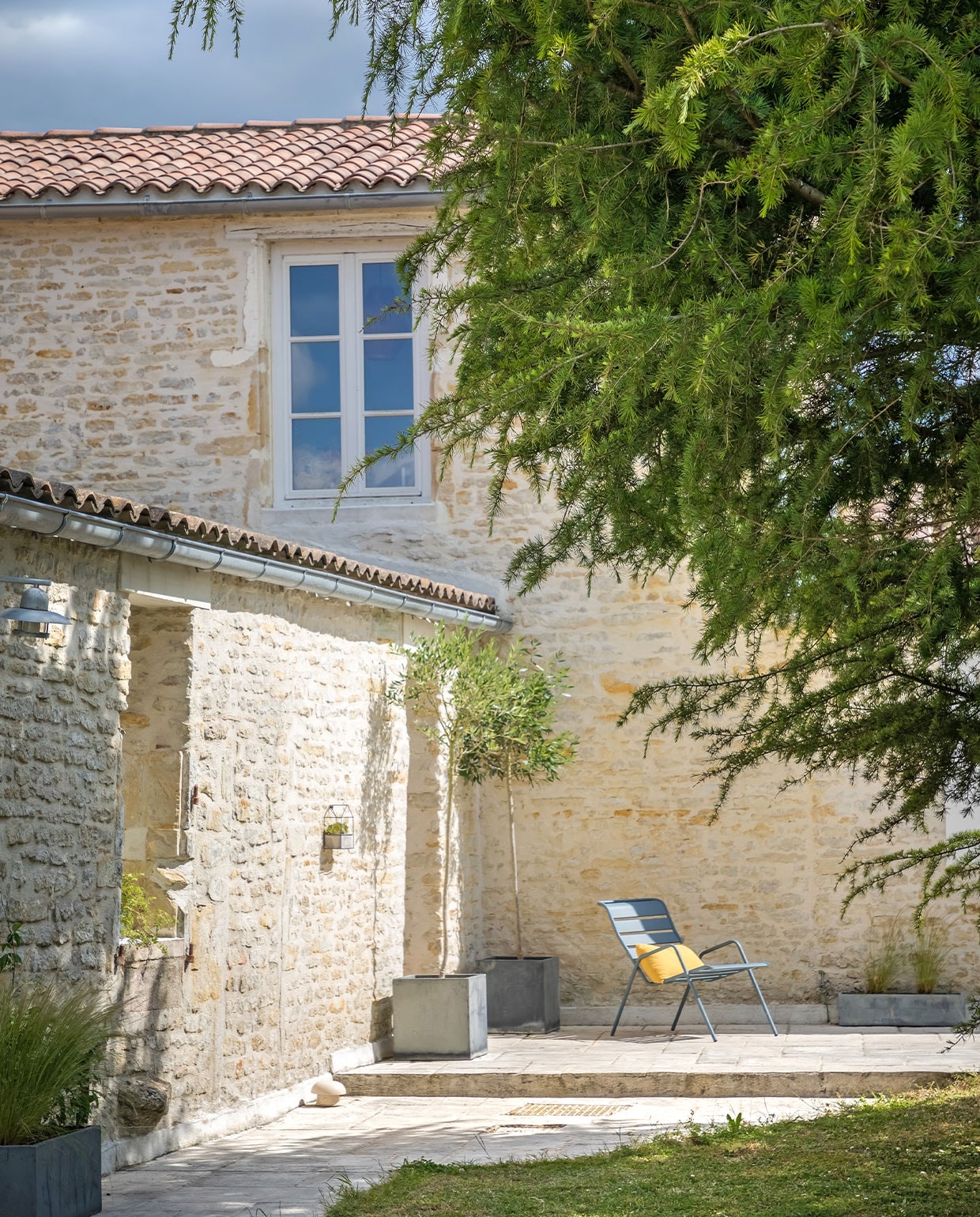 Tuinstoel Fermob, kussen Merci Paris. Overig onbekend. vtwonen 04-2022 | productie AC Scoffoni | styling Marie Maud Levron | fotografie Cecile Perrinet Lhermitte