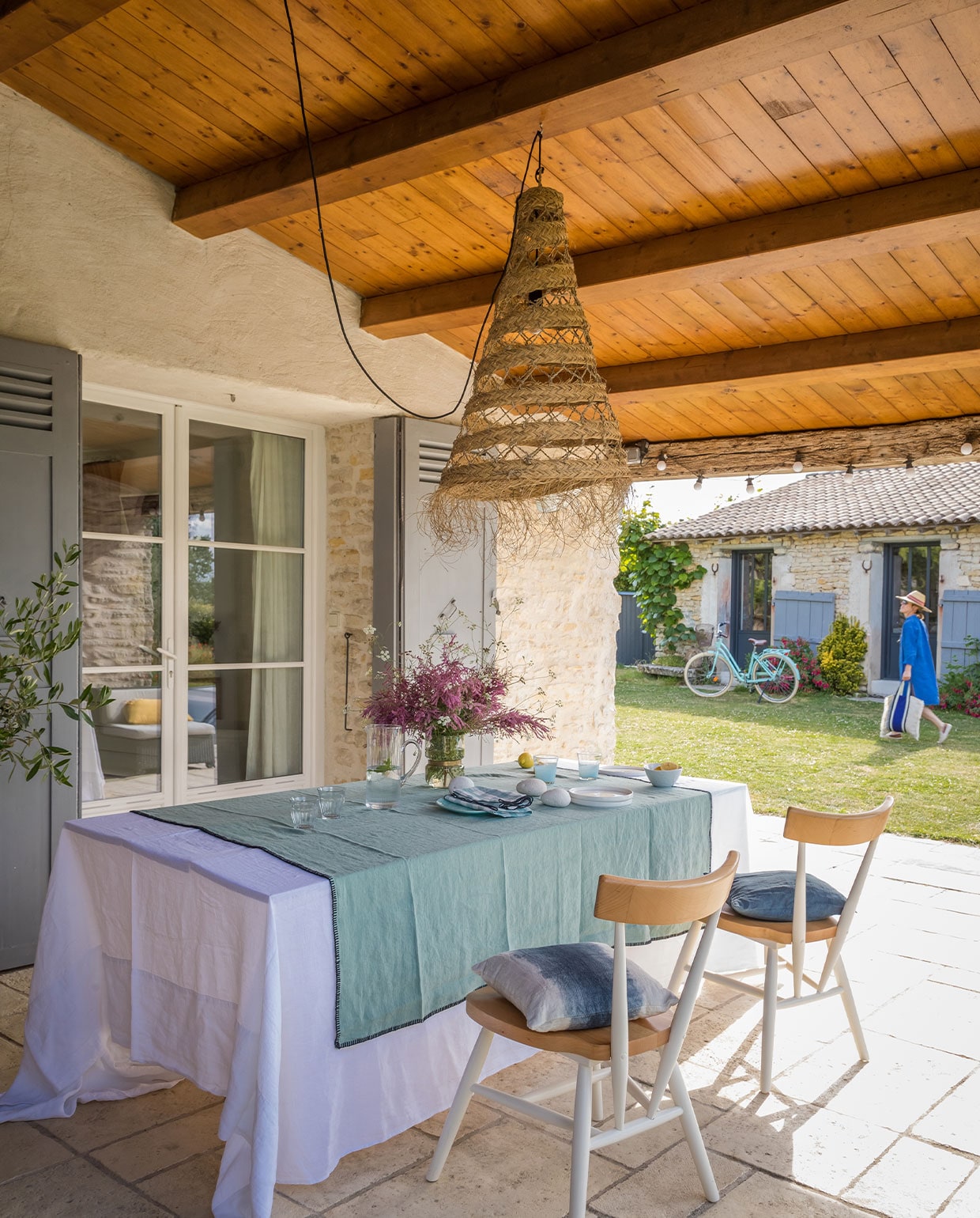 Tafelkleed Harmony Textiles, stoelen Lafuma, kussens Merci Paris, vaas Côté Table, servetten Maison de Vacances. Overig onbekend. vtwonen 04-2022 | productie AC Scoffoni | styling Marie Maud Levron | fotografie Cecile Perrinet Lhermitte