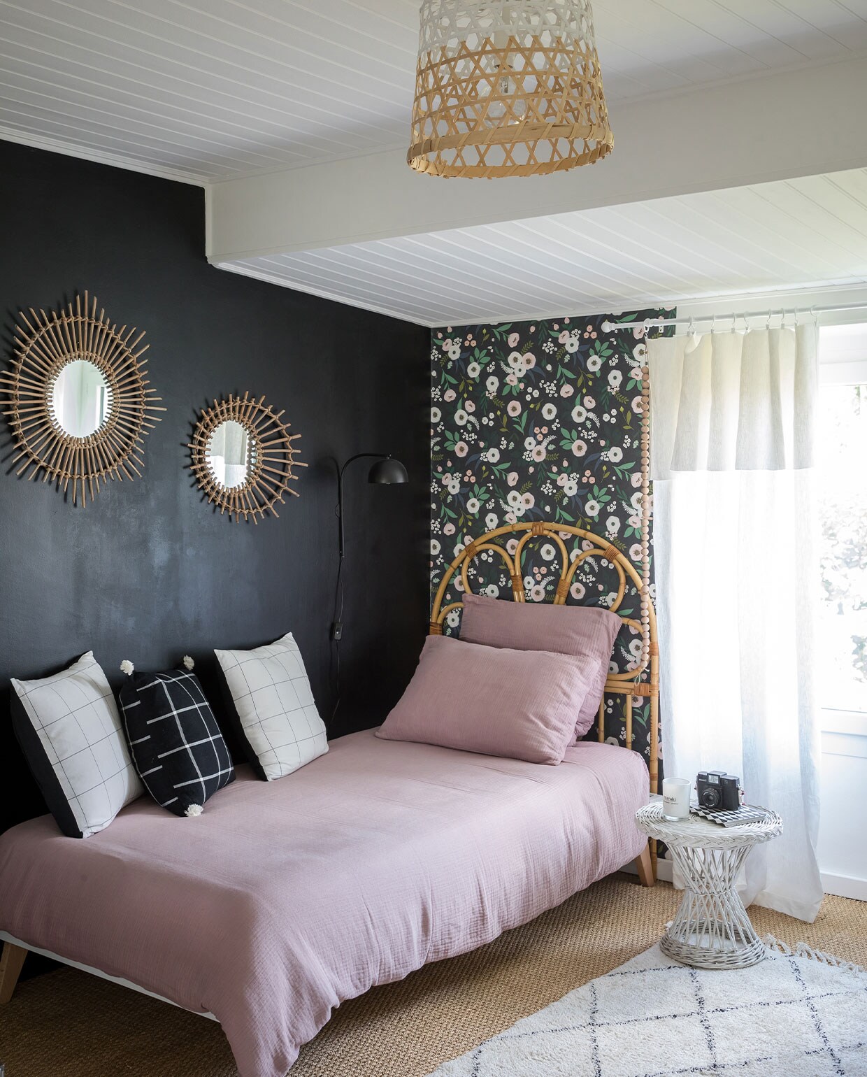 Behang Lilipinso, vloerkleed Søstrene Grene, bed File dans ta Chambre, rotan hoofdeinde Selency, bedlinnen AM.PM via La Redoute, zwart geruit kussen Kasbah Chic, witte kussens Bouchara. Zeegrasvloer Saint-Maclou, rotan bijzettafel uit Virginies jeugd, lamp Søstrene Grene, rotan spiegel Le Bon Coin. Overig onbekend. vtwonen 04-2022 | productie AC Scoffoni | styling Marie Maud Levron | fotografie Cecile Perrinet Lhermitte