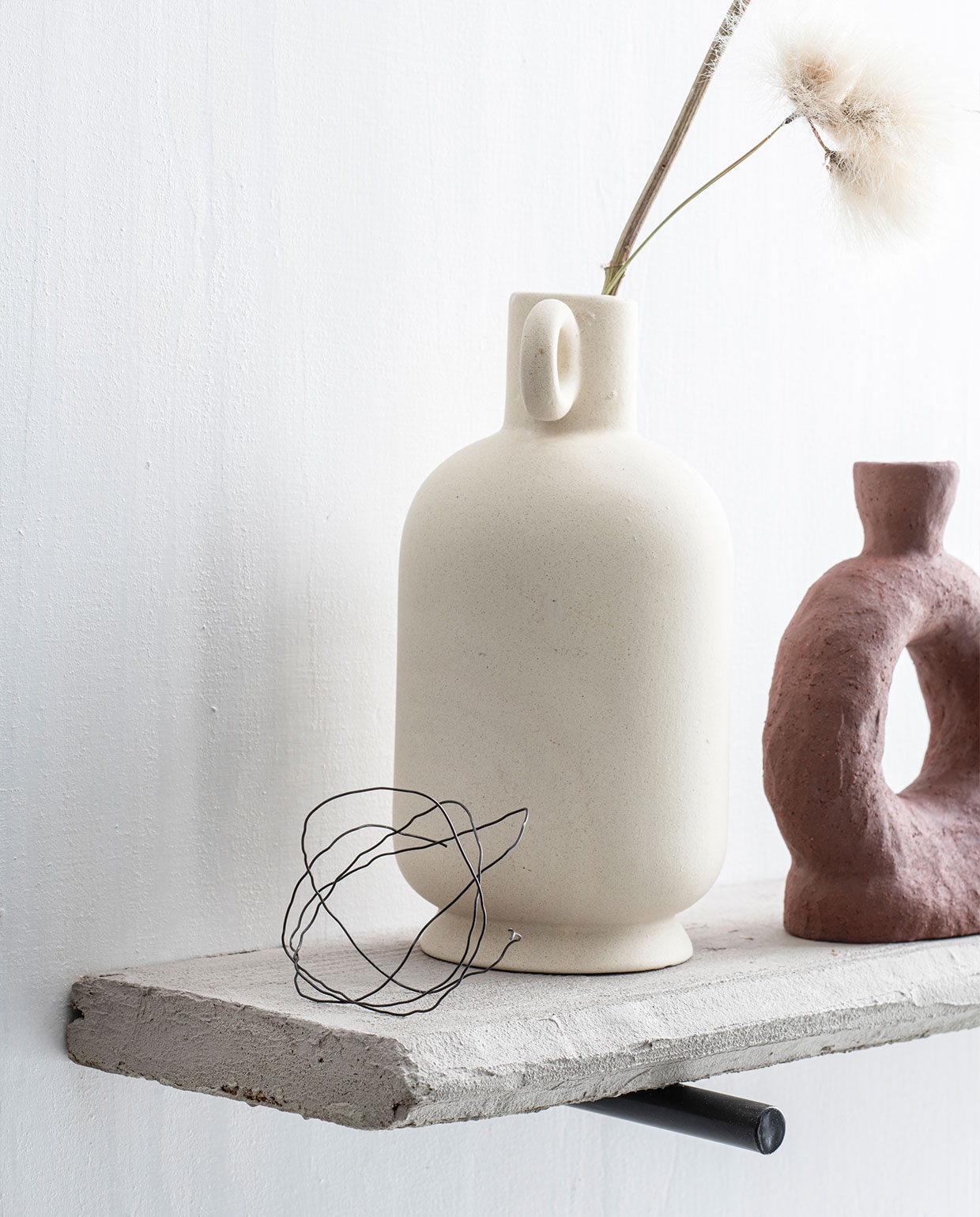Aardewerk kan € 12,99 (hm.com). Hanglamp Mathematic S van Urban Nature Culture € 54,95 (zaanschfaamwebshop.nl). Kaars Labet Long van Jordi Labanda € 48,-, geglazuurd aardewerk kandelaar van Malwina Kleparska € 120,- (thefinestore.com). Fotolijst privébezit. vtwonen 06-2022 | Styling Myla Griese | Fotografie Louis Lemaire\n