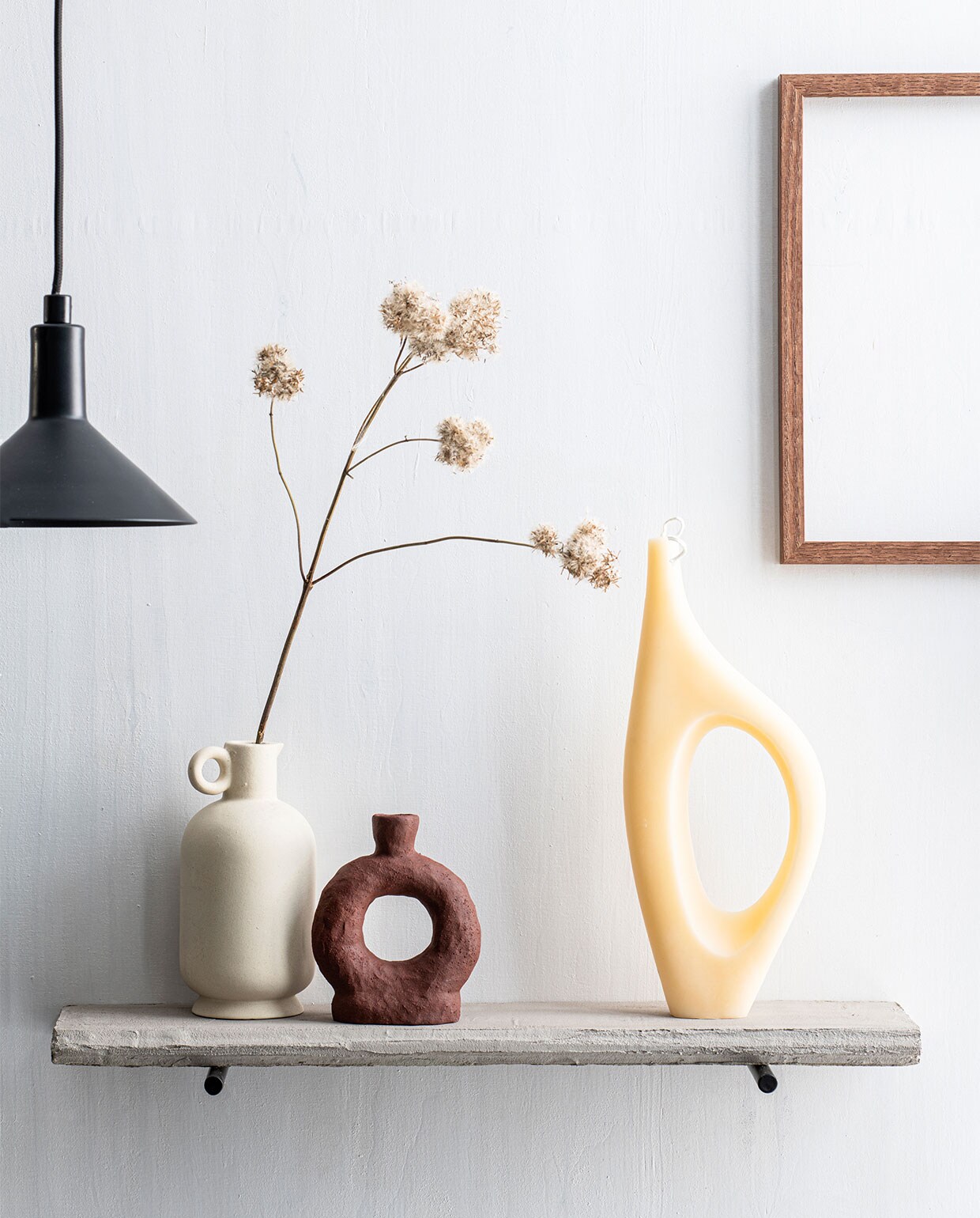 Aardewerk kan € 12,99 (hm.com). Hanglamp Mathematic S van Urban Nature Culture € 54,95 (zaanschfaamwebshop.nl). Kaars Labet Long van Jordi Labanda € 48,-, geglazuurd aardewerk kandelaar van Malwina Kleparska € 120,- (thefinestore.com). Fotolijst privébezit. vtwonen 06-2022 | Styling Myla Griese | Fotografie Louis Lemaire\n