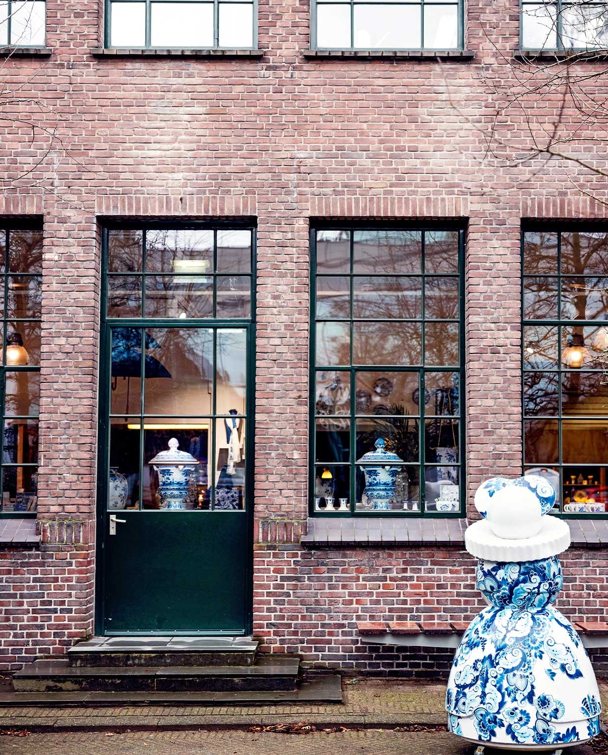 De Porceleyne Fles, sinds 1653 producent van handbeschilderd aardewerk en tegenwoordig ook een museum. vtwonen 04-2022 | Tekst Eveline Stoel | Fotografie Ernie Enkelaar\n