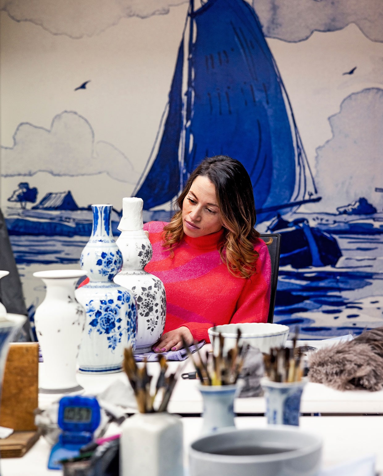 ‘Iedere schilder heeft een model op zijn werkbank staan. Ondanks het feit dat we een model namaken, wordt ieder stuk anders. Ik pik er zo uit wie het heeft gemaakt. Mijn handschrift is bijvoorbeeld speels en levendig.’ vtwonen 04-2022 | Tekst Eveline Stoel | Fotografie Ernie Enkelaar\n