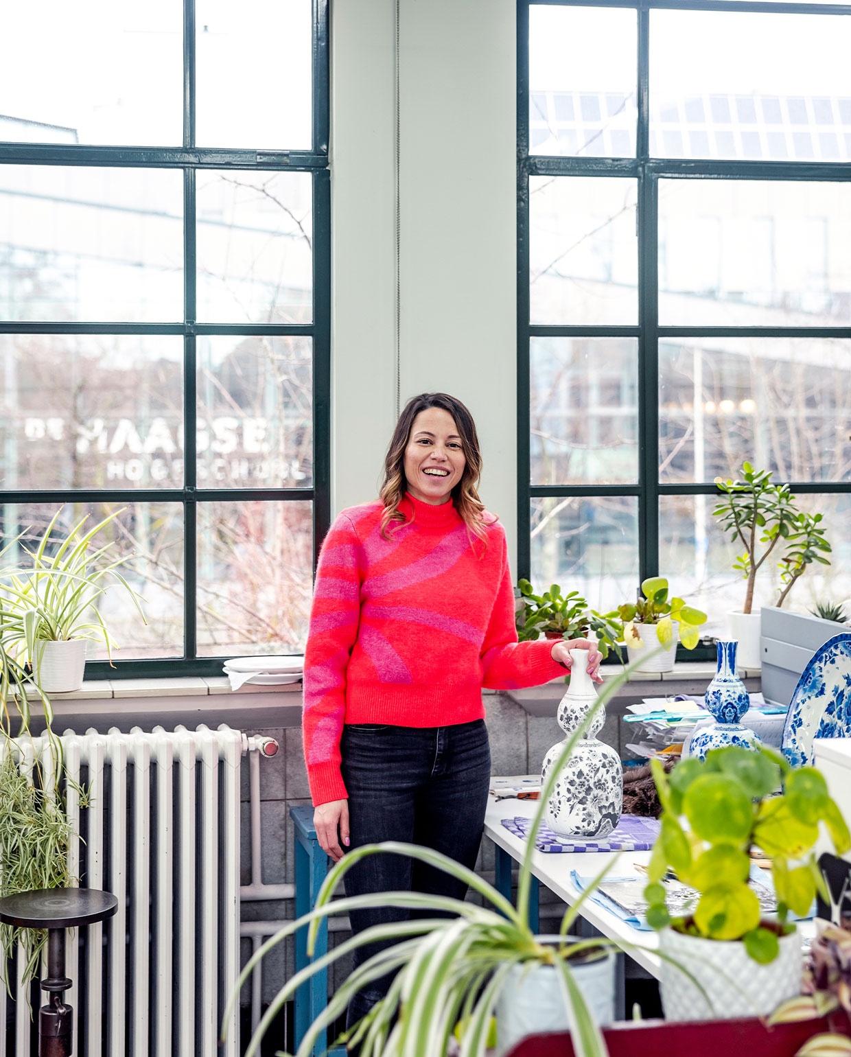 ‘De makkelijkste opdracht is een plat bord beschilderen, maar juist de afwisseling met moeilijkere objecten maakt dit ambacht zo leuk. Soms moet ik half onder mijn draaiwiel gaan liggen om te kunnen schilderen op een lastig plekje.’ vtwonen 04-2022 | Tekst Eveline Stoel | Fotografie Ernie Enkelaar\n