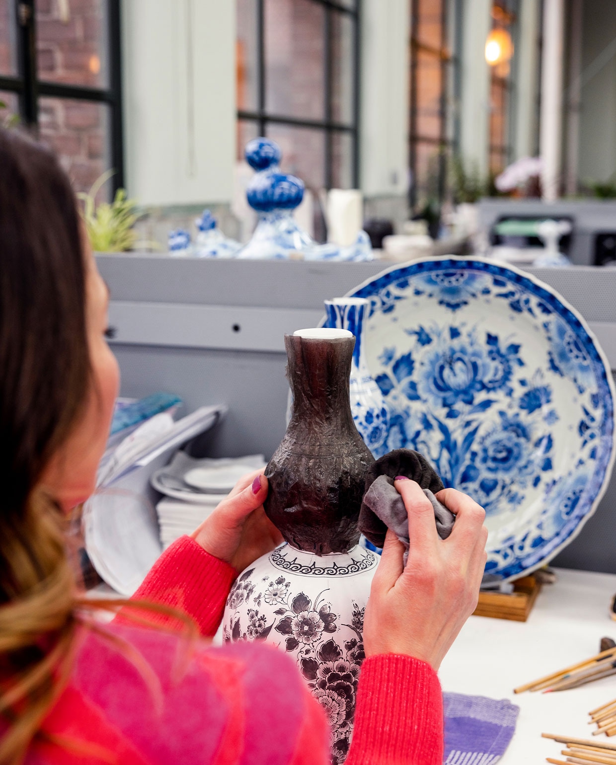 ‘Iedere beschildering begint met het aanbrengen van een houtskoolpatroon. Dit gebeurt met behulp van een ponsief: een in de vorm van het object gesmolten stuk plastic met kleine gaatjes erin die een patroon vormen.’ vtwonen 04-2022 | Tekst Eveline Stoel | Fotografie Ernie Enkelaar\n