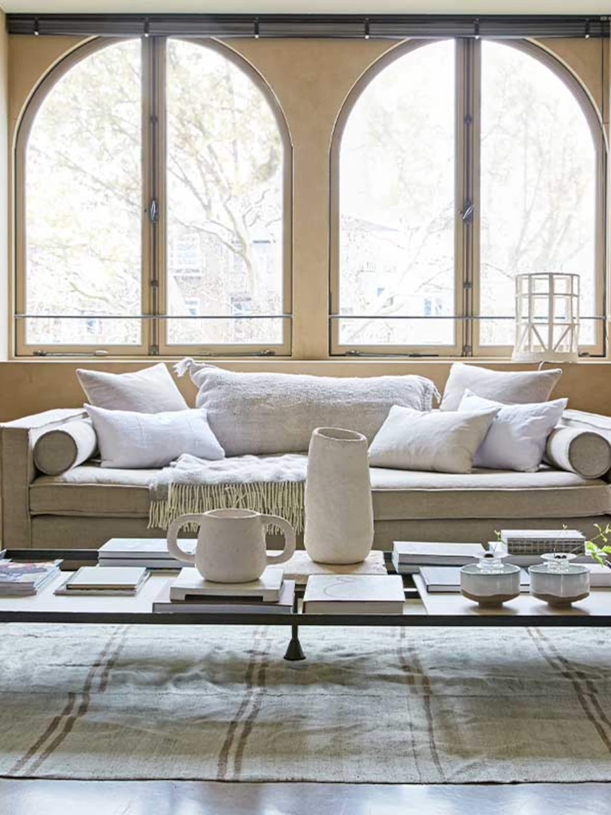 new mediterranean maakt een opmars zo style je het in de woonkamer
