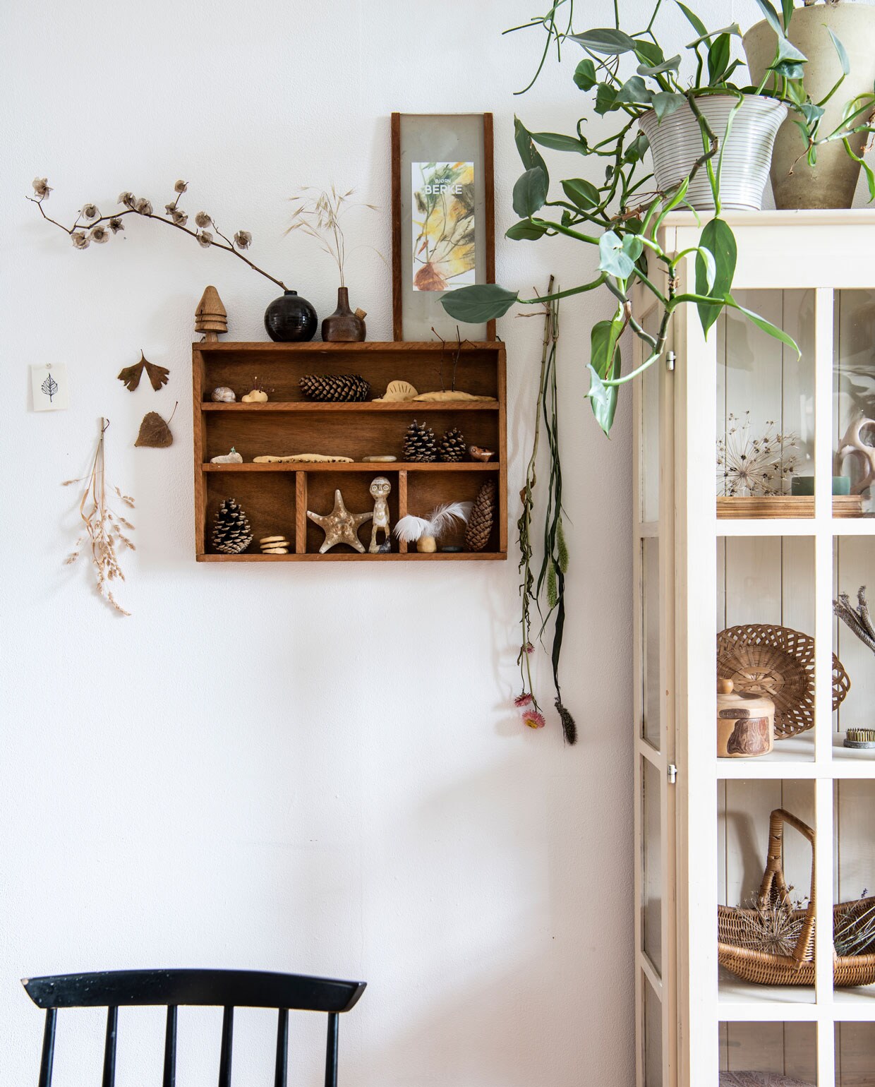 Vitrinekast via kennis, letterbak tweedehands. Planten Ficus benghalensis, Philodendron silver sword, potloodcactus, pannenkoekplant. Tafel en gevlochten mand tweedehands, Farstrup-spijlenstoelen Hit &amp; Run. Lamp zelfgemaakt van visnet, zwarte vaas D&amp;M Deco, kandelaar Rustik Lys. productie Insidehomepage | styling Inge van Lieshout | fotografie Louis Lemaire | tekst Inge van Lieshout | tekstbewerking Christine van der Hoff