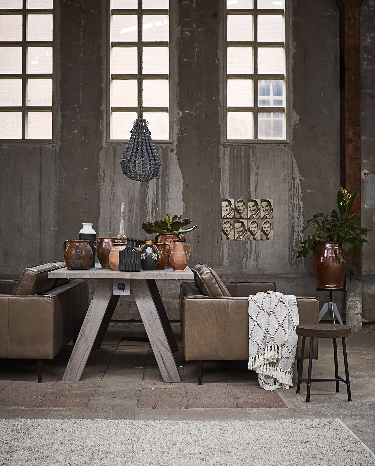 Tafel 200x90x77 cm (lxhxb), kralen kroonluchter Queen, 60×40 cm (hxØ (Bodilson). Banken Slimm in leer kleur Fango, 78x96x211 (Design Loods 5). Diverse potten (Van Dijk &amp; Ko). Zwarte vaas met geometrische tekening, zwart-witte vaas, hoogte 30 cm (HK Living). Kunststof vetplant, zinken pinakel (De Weldaad). Ronde kruk met metalen onderstel, verstelbaar in hoogte, Ø 40 cm, plaid 125×150 cm(HK Living). Grote Keulse pot (Van Dijk &amp; Ko). Overig privébezit. vtwonen 04-2016 | styling Fietje Bruijn | fotografie Alexander van Berge
